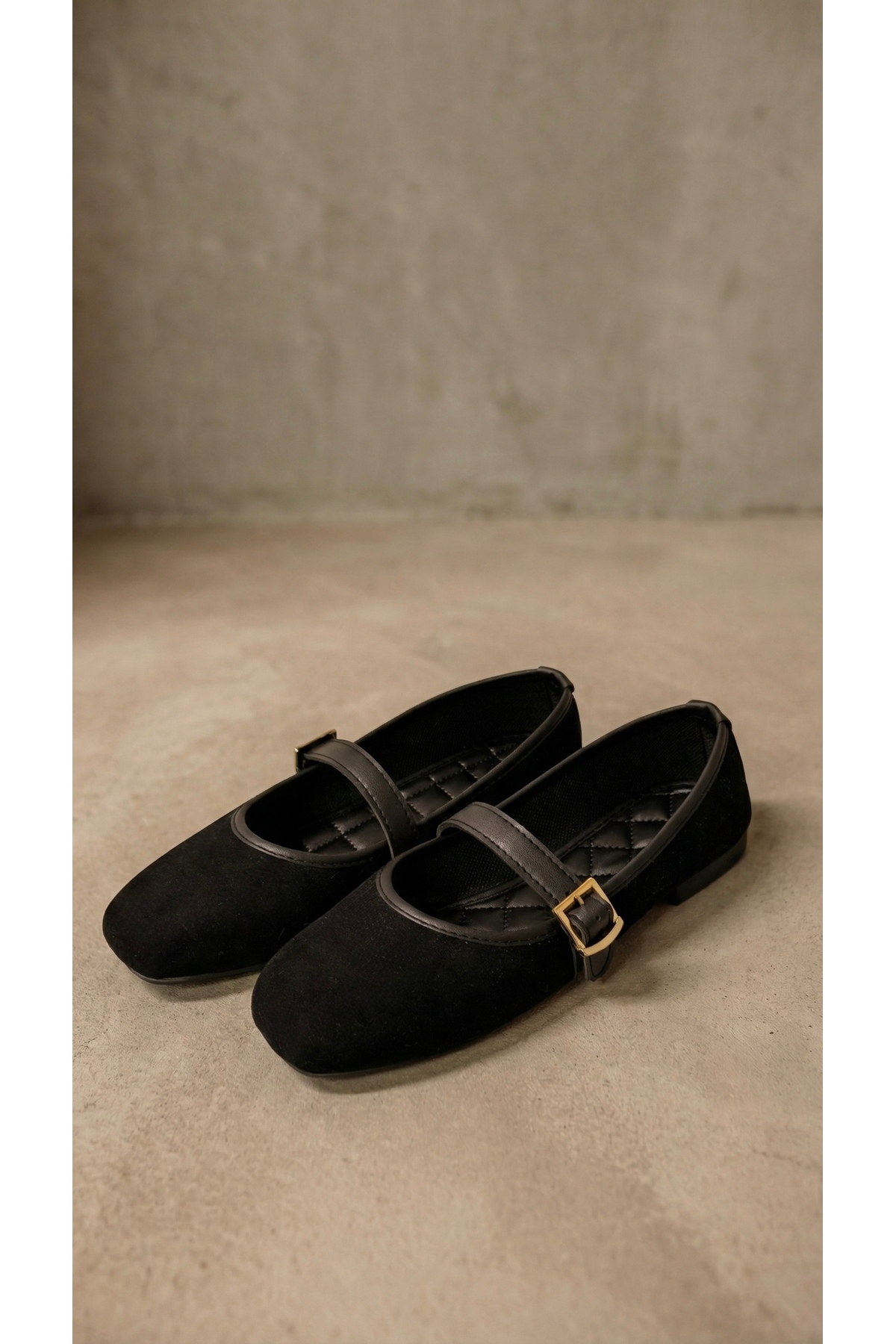 حذاء ماري جين نسائي من الجلد السويدي الأسود بإبزيم...