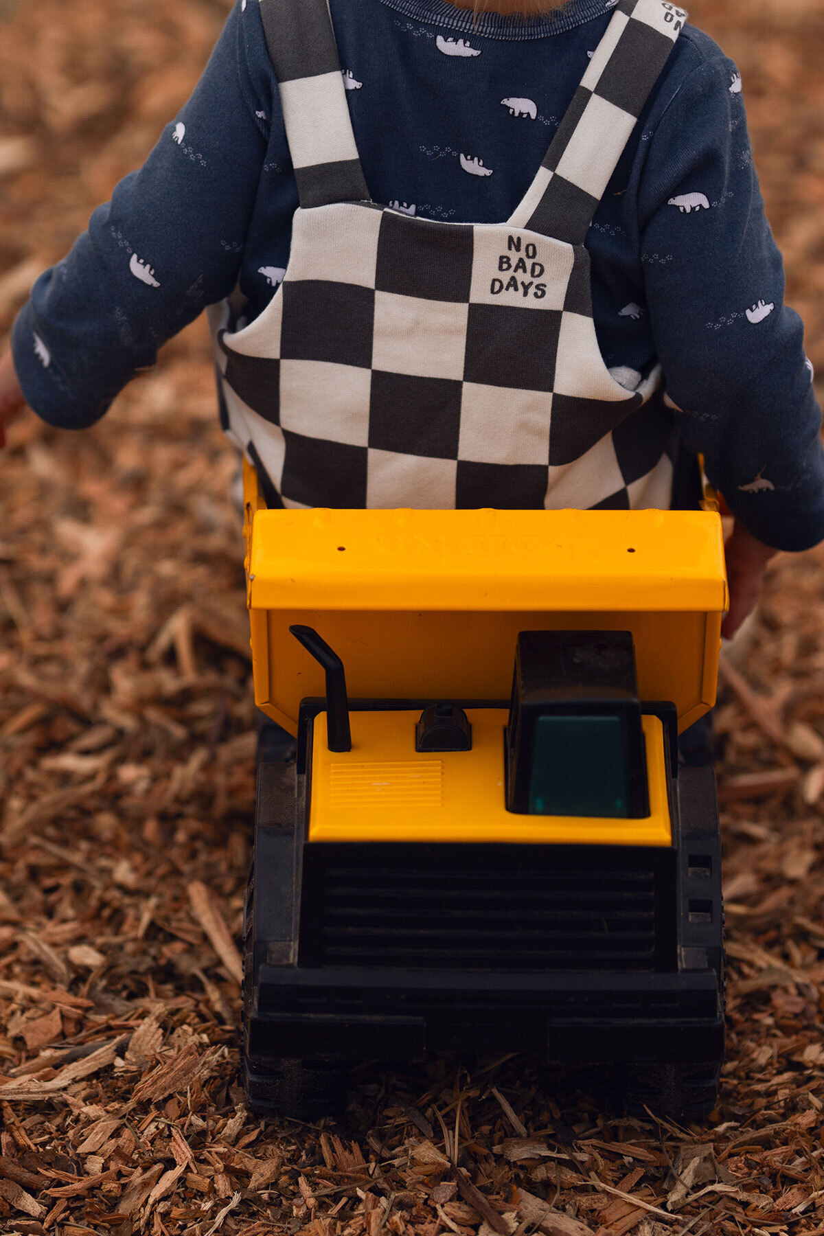 Antebies Organik Gri Beyaz No Bad Days Ekose Desen Ayarlanabilir Askılı Polarlı Alttan Çıtçıtlı Bebek Salopet fotoğrafı 3 (önizleme)