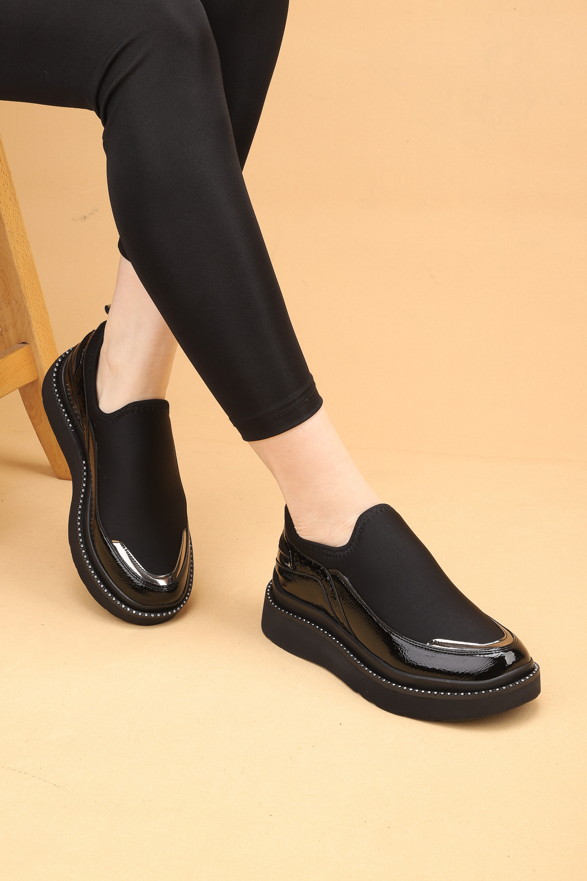 Nilsa Shoes Kadın Siyah Renkli Taşlı Detaylı Yüksek Tabanlı Yürüyüş Ayakkabısı Sneakers