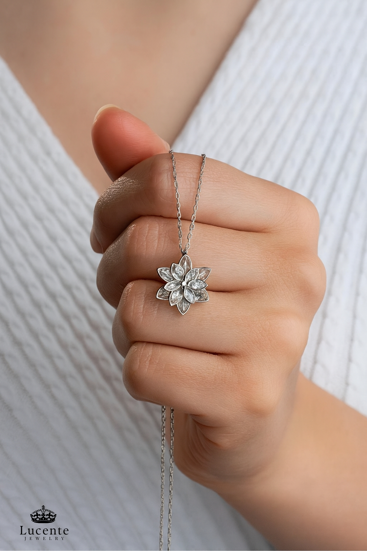 Lucente Jewellery 925 Ayar Aşk Şans Bolluk Bereket ve İç Huzur Simgesi Beyaz Taşlı Katmanlı Lotus Kararma Karşıtı Rodyum Güçlendirmeli Gümüş Özel Gün Hediyesi 45 Cm Zincirli Küpe Hediyeli Lotus Çiçeği Kadın Kolye görsel 4