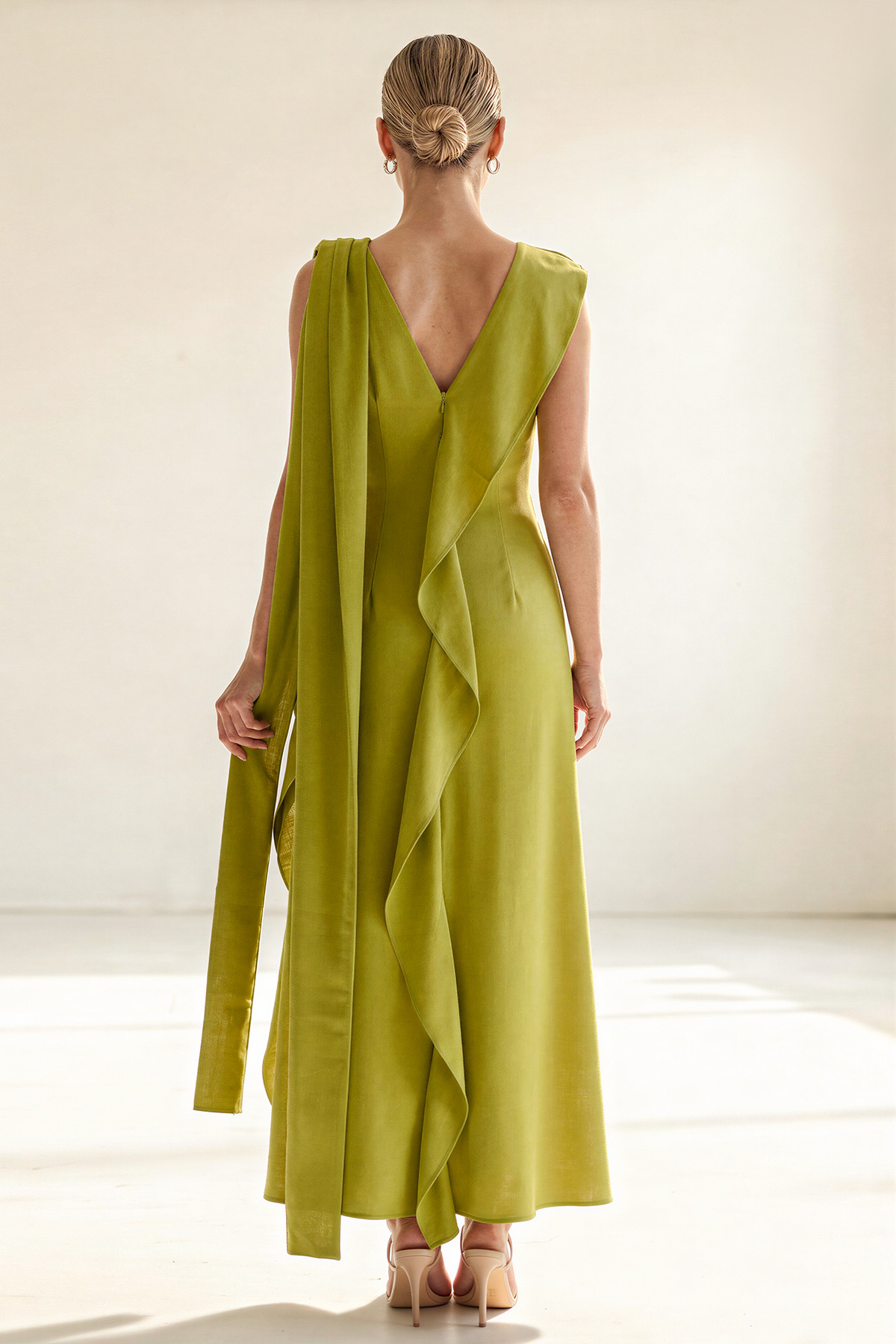 Setre  Yağ Yeşili V Yaka Kolsuz Asimetrik Detaylı Uzun Boy Elbise - Görsel 4