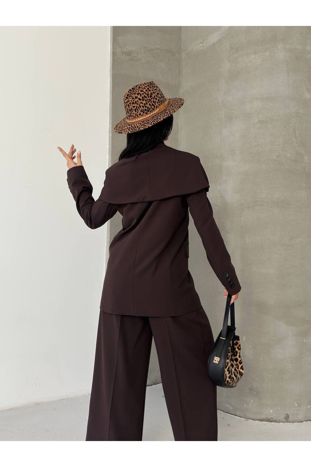 بدلة نسائية مكونة من 3 قطع مع تفاصيل الكيب باللون البني - Görsel 8