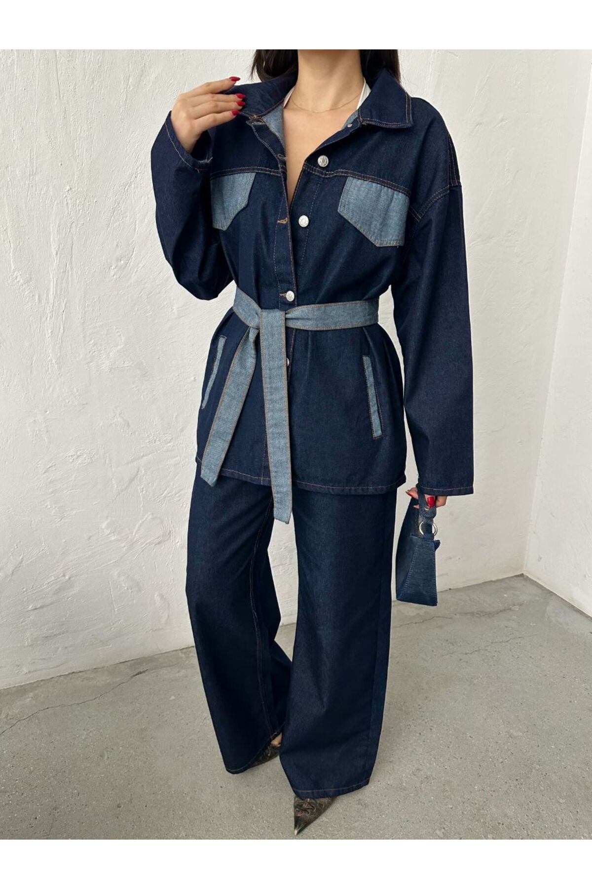 Ensemble en jean bleu marine à col chemise et détail ceinture pour femme - Görsel 6