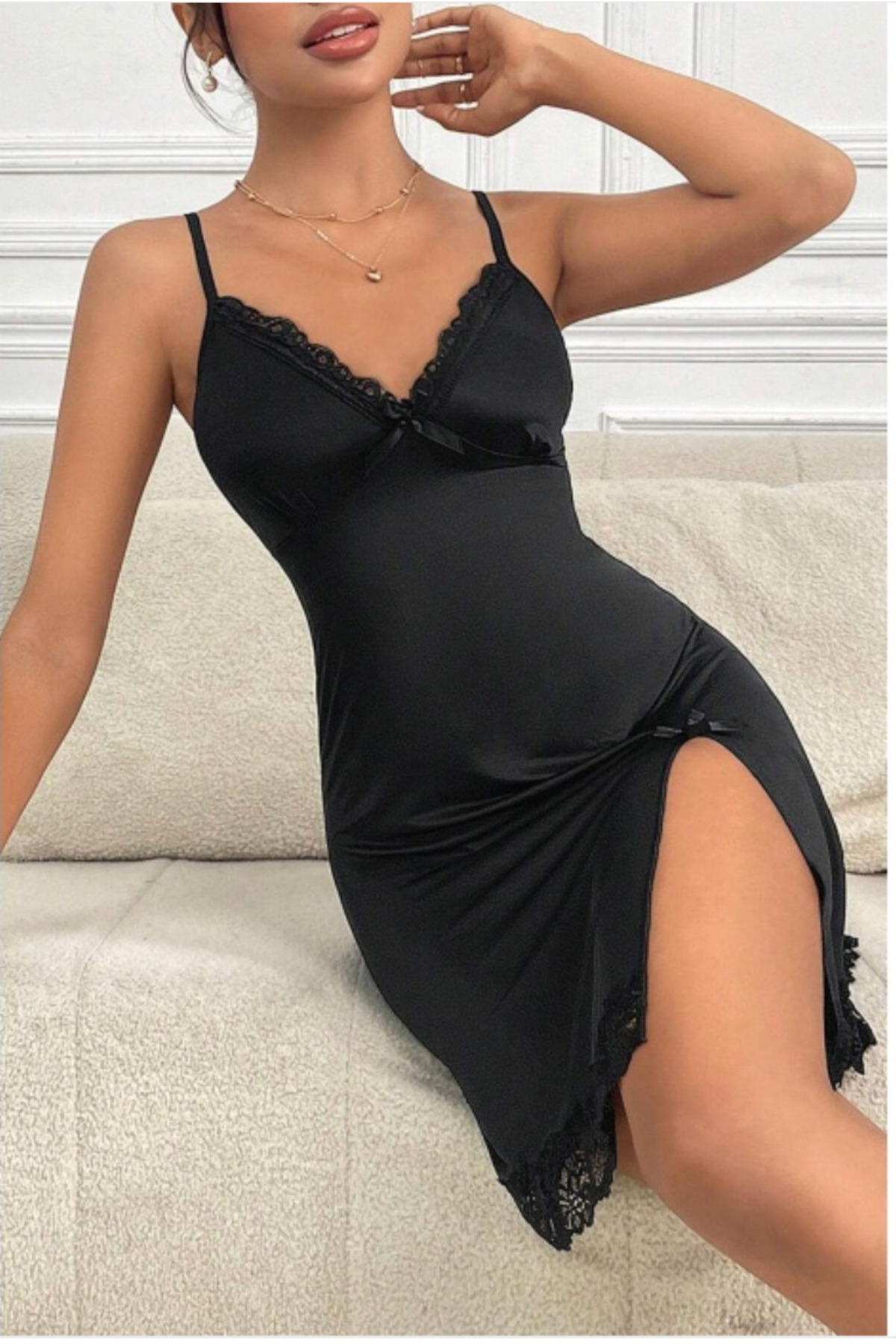 Vielove Kadın Siyah Dantelli Fiyonklu ve Yırtmaçlı Şık Gecelik – Modern ve Şık Tasarım