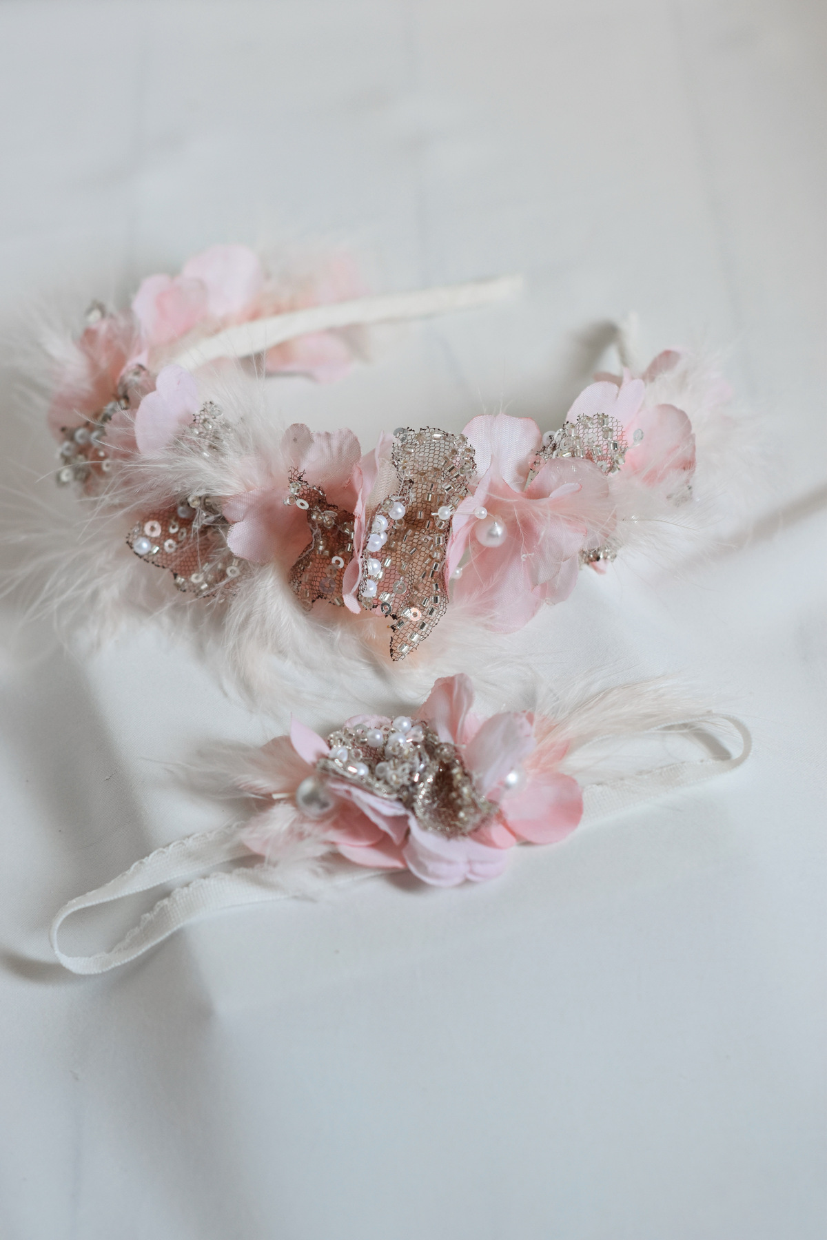 ROYAL ROX Pudra Somon Lohusa Anne Tacı ve Yenidoğan Bebek Bandı Seti – Çiçekli Tüylü İncili Taç fotoğrafı 2 (önizleme)