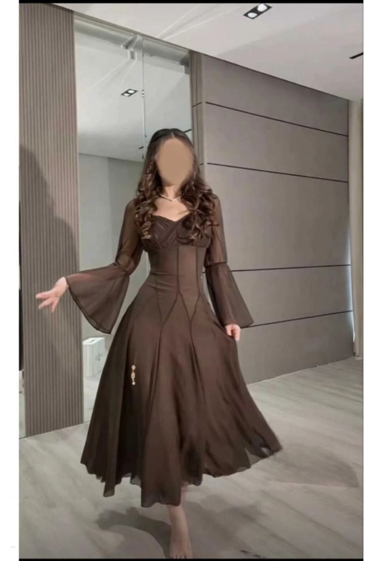 فستان بطبقات انسيابية تضيف لمسة أنثوية ناعمة وحركة جذابة أثناء المشي.