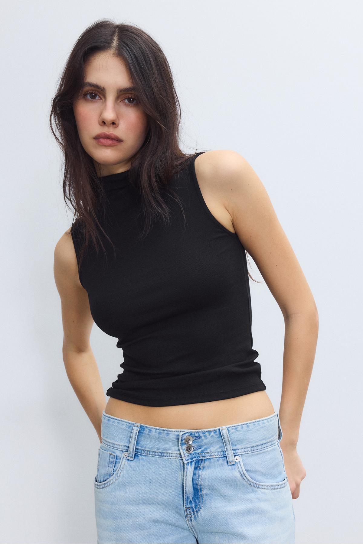 Stradivarius  Dik yaka kolsuz t-shirt