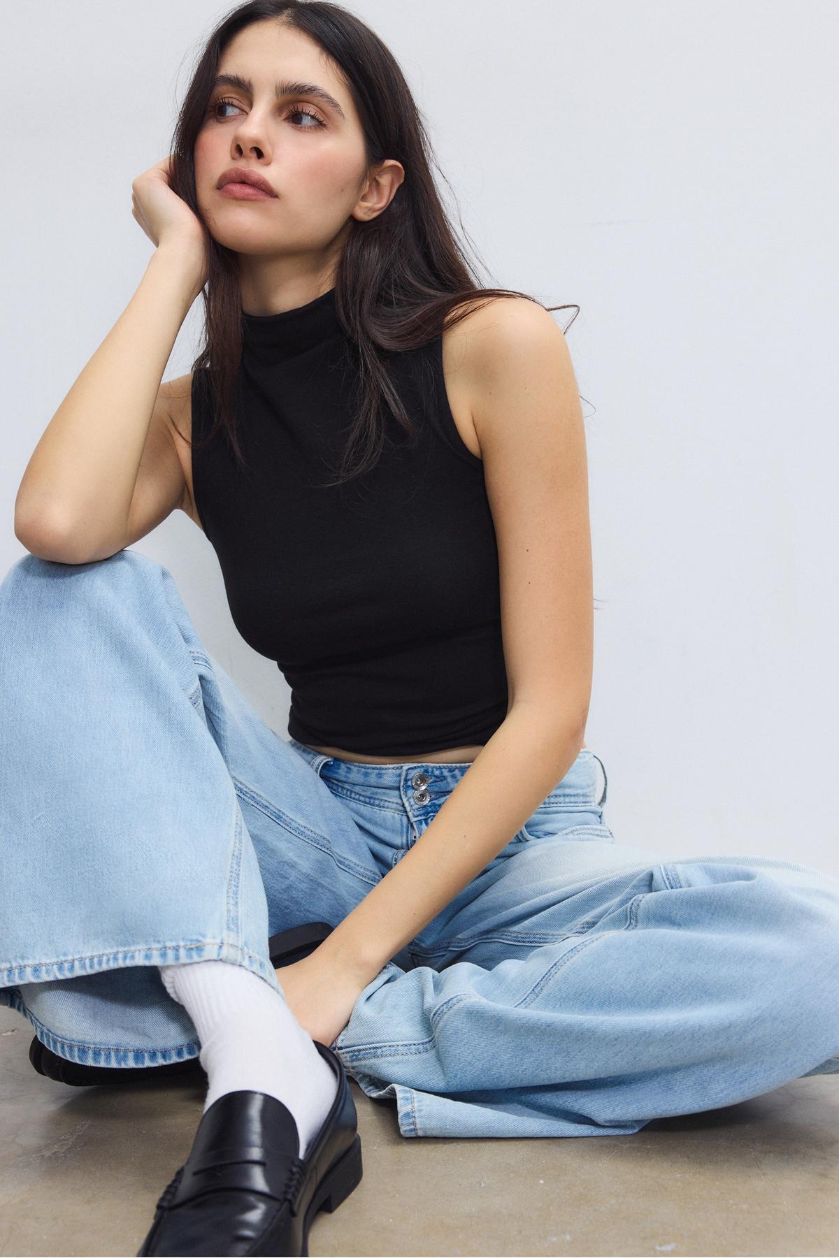 Stradivarius  Dik yaka kolsuz t-shirt - Görsel 3