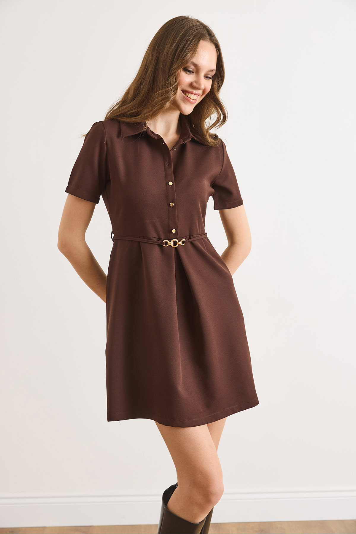 Olalook  Kadın Kahverengi Yarıya Kadar Düğmeli Kemerli Mini Kloş Elbise ELB-19002591 - Görsel 3