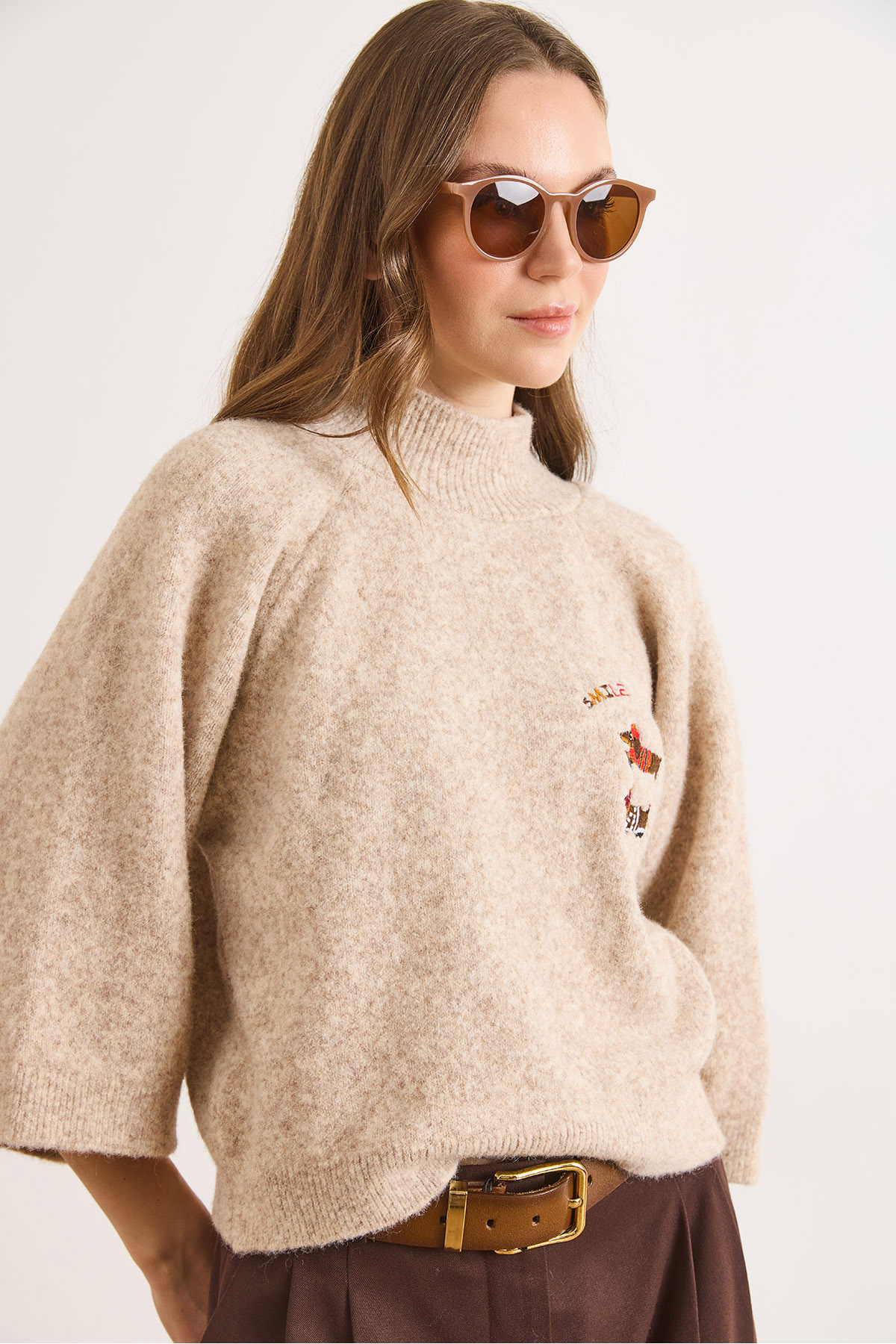 Olalook  Kadın Sütlü Kahve Yarım Balıkçı Nakışlı Truvakar Kol Triko Kazak KZK-19001166 - Görsel 3