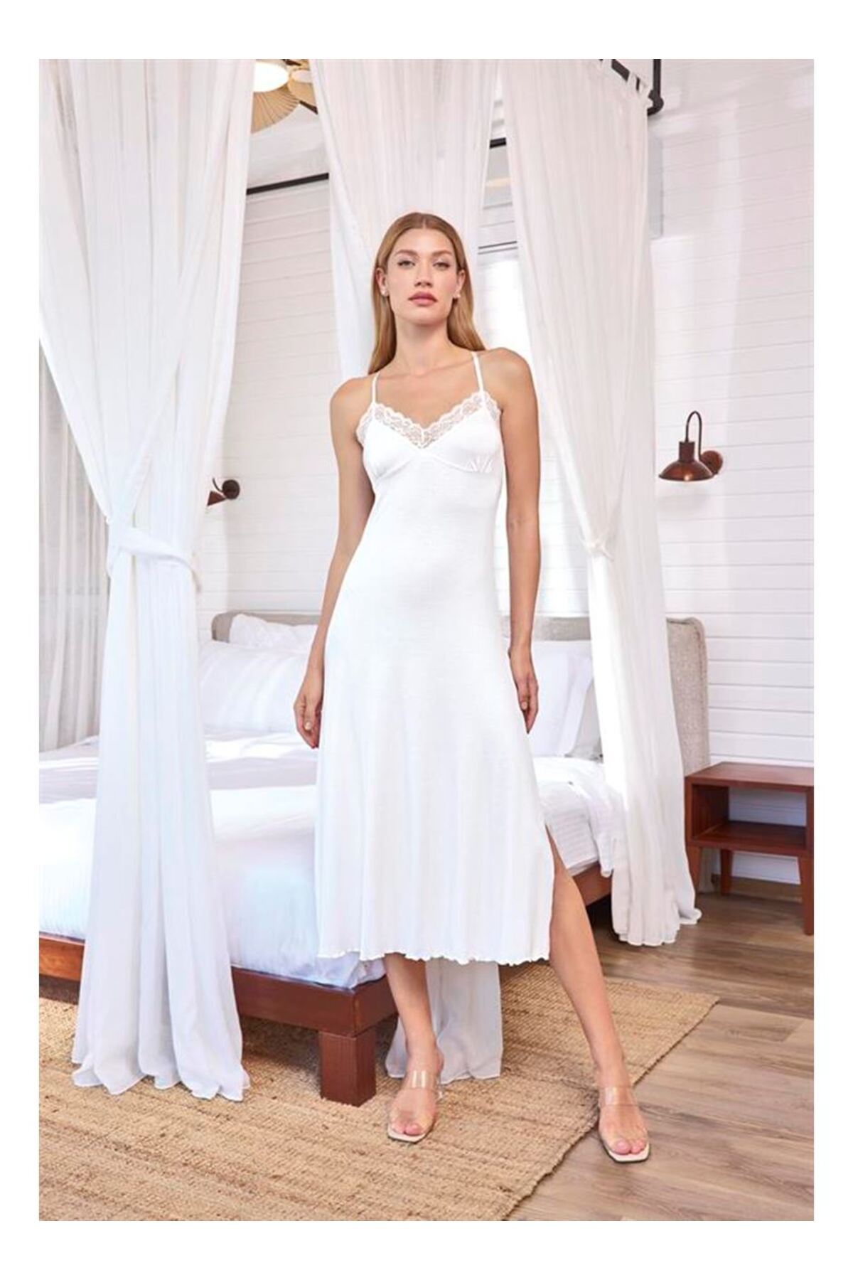 byasafkids Dantelli ve Dekolteli Yırtmaçlı Gecelik