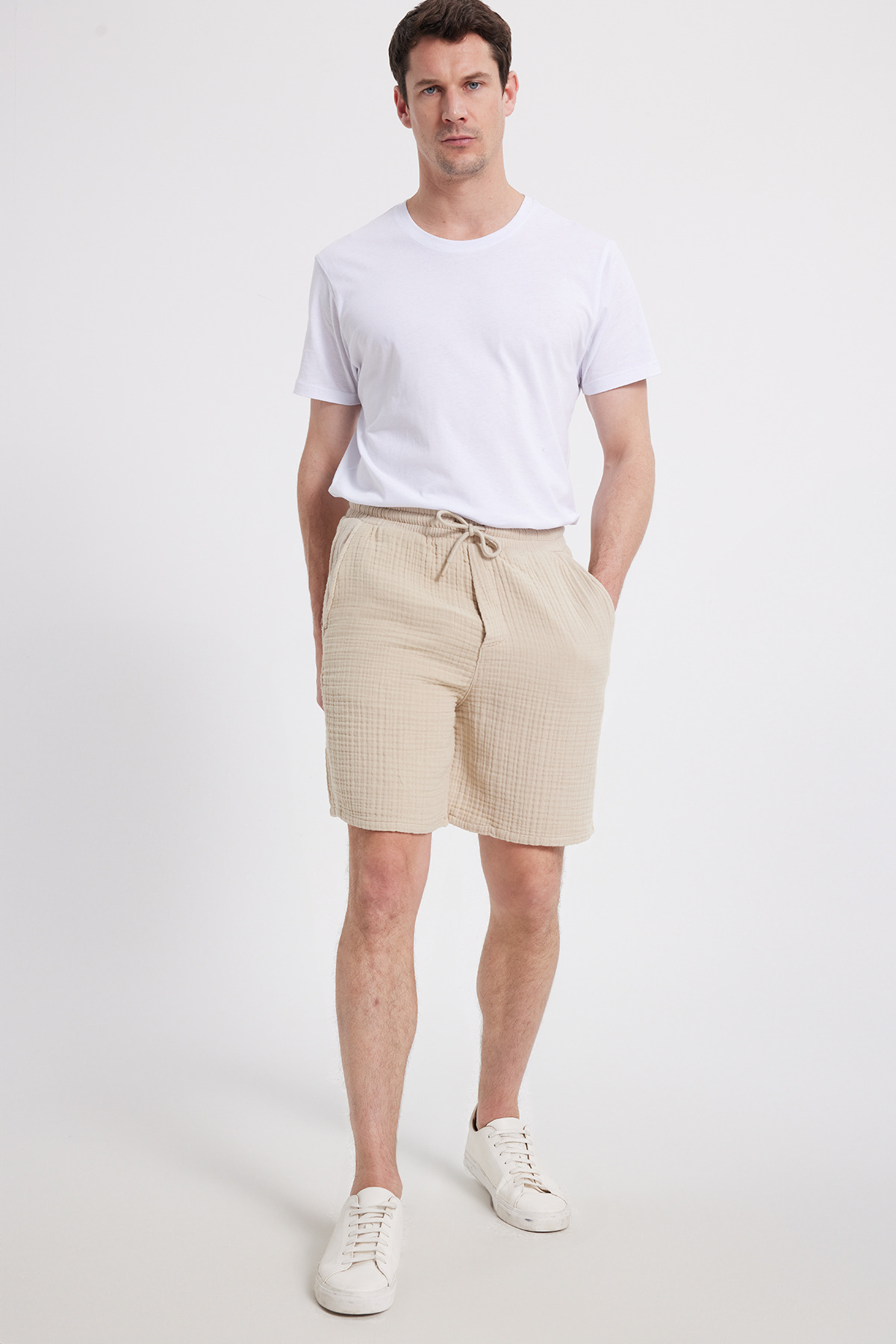 Tudors  Erkek Regular Fit Rahat Kesim Müslin %100 Pamuk Beli Lastikli Cepli Bağcıklı Bej Şort - Görsel 2