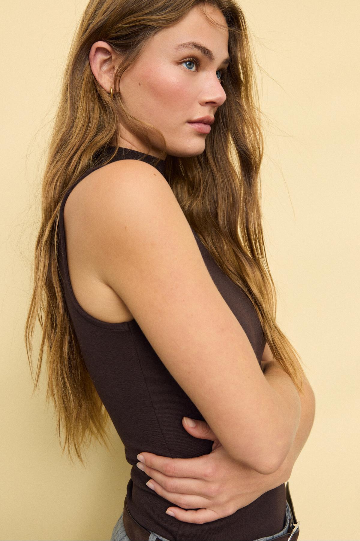 Stradivarius  Dik yaka kolsuz t-shirt - Görsel 4