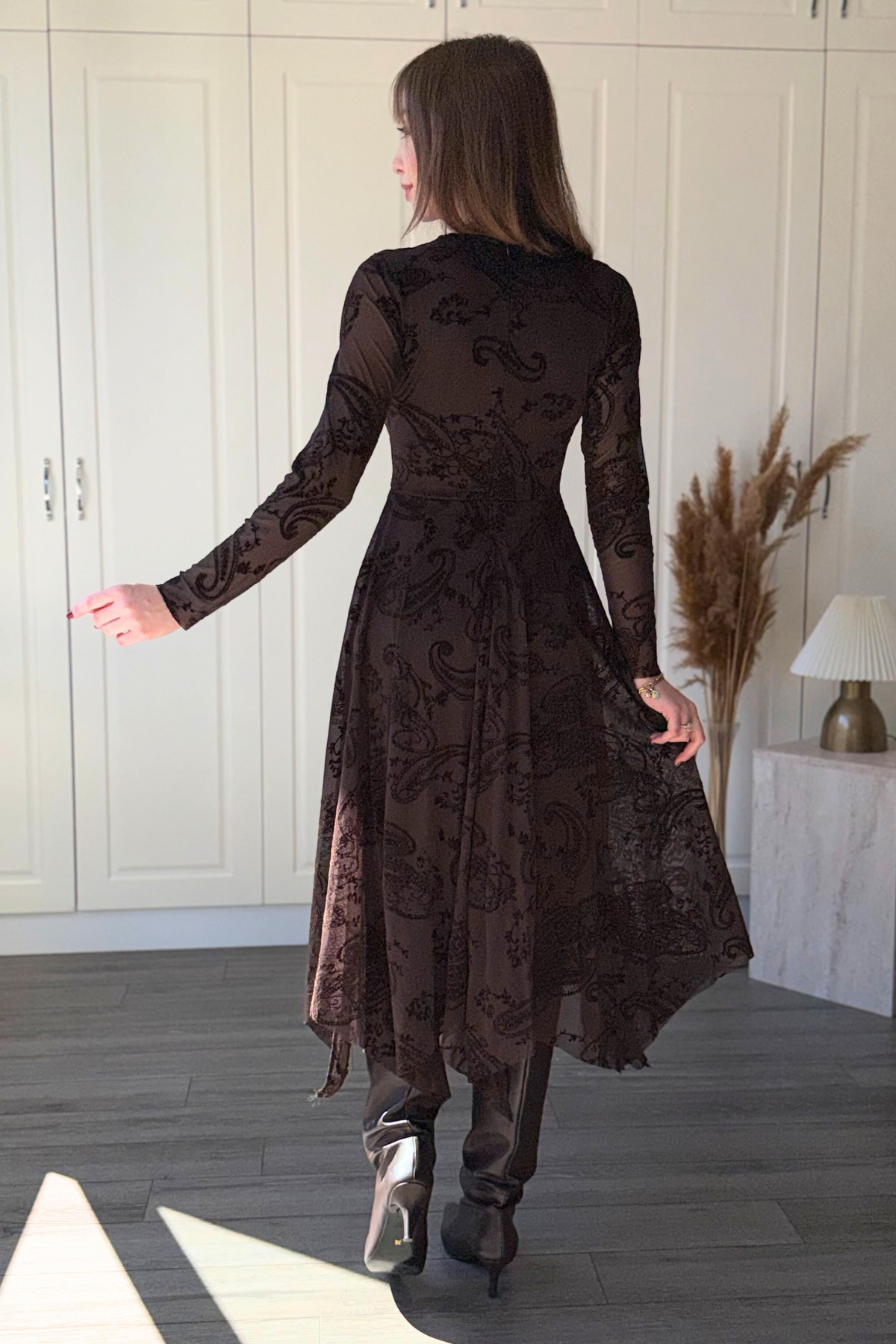 Dilay Gökoğlu Butik  Kadife Baskılı V Yaka Asimetrik Midi Kahverengi Elbise - Görsel 8