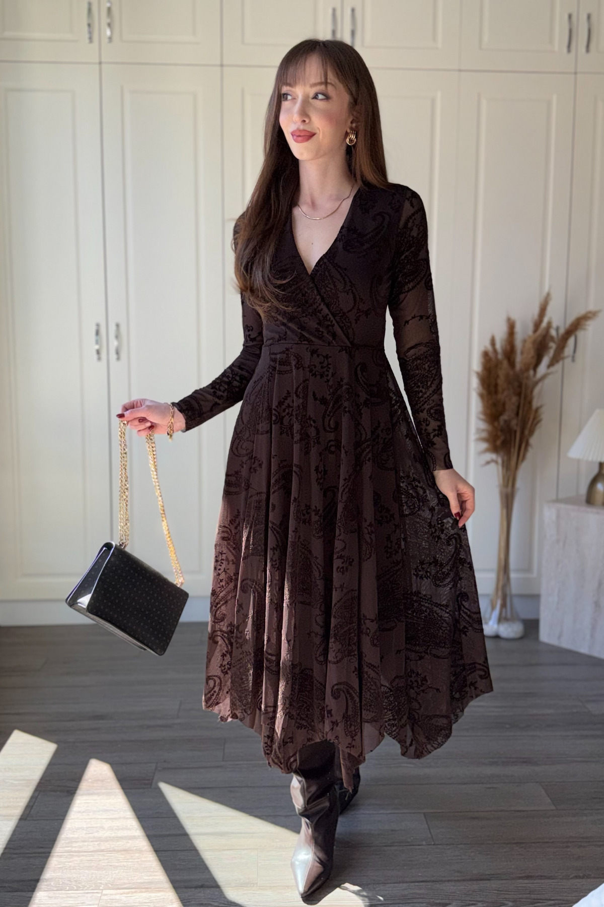 Dilay Gökoğlu Butik  Kadife Baskılı V Yaka Asimetrik Midi Kahverengi Elbise - Görsel 6