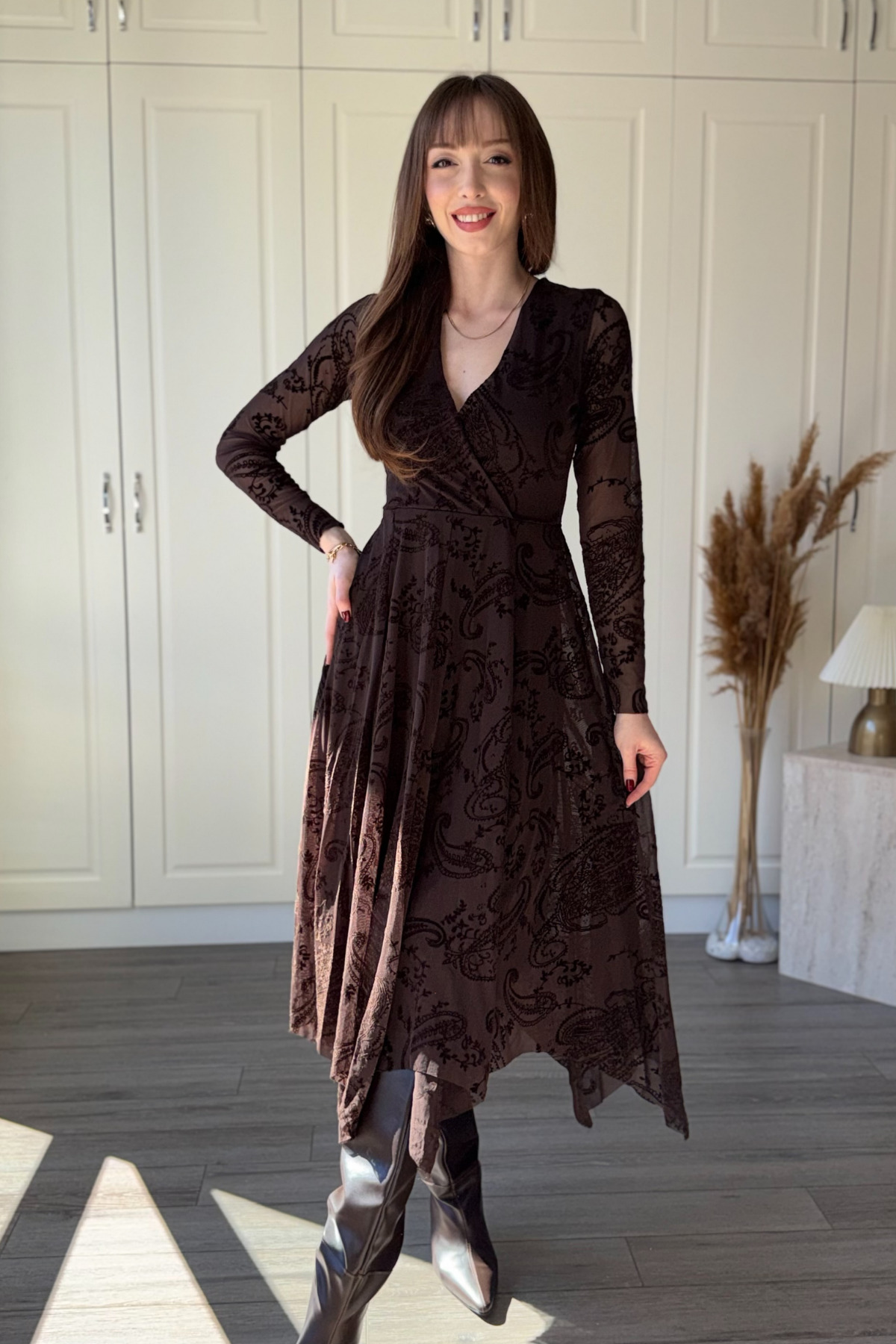 Dilay Gökoğlu Butik  Kadife Baskılı V Yaka Asimetrik Midi Kahverengi Elbise