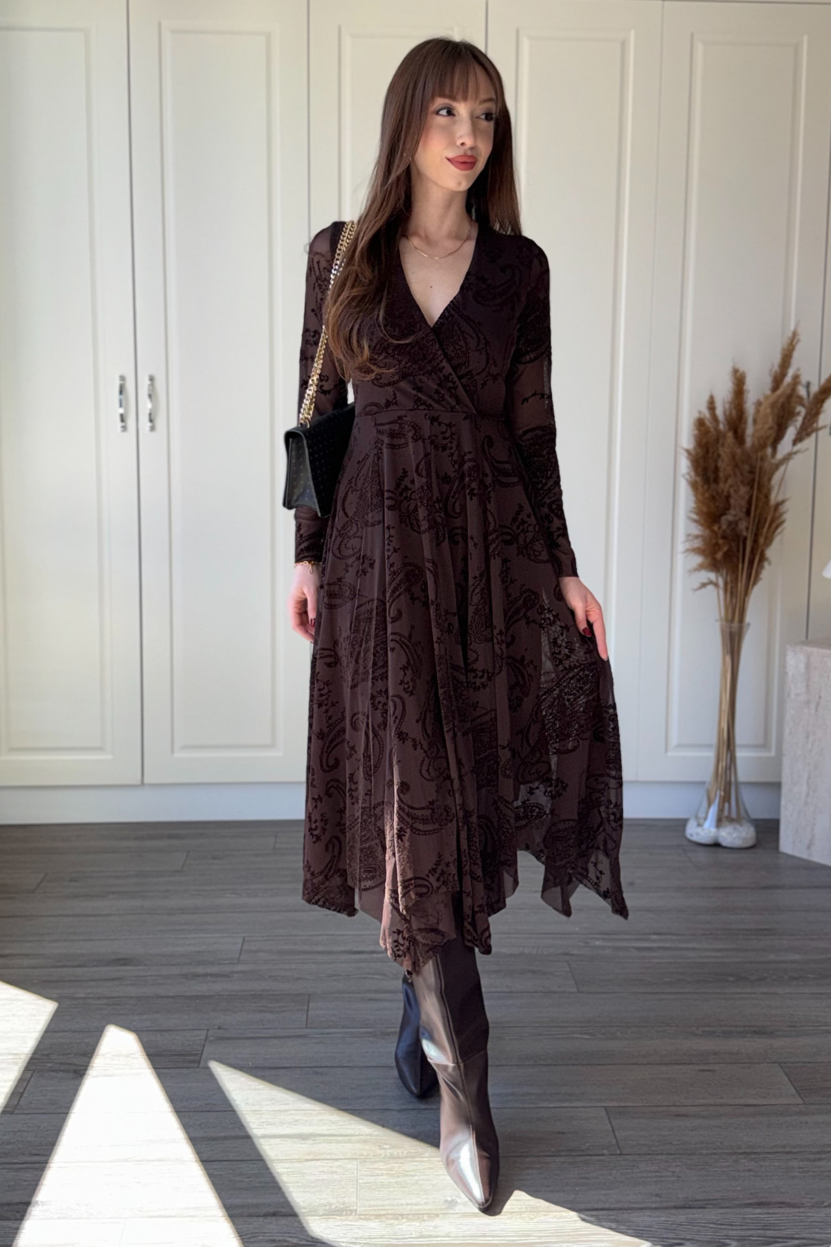 Dilay Gökoğlu Butik  Kadife Baskılı V Yaka Asimetrik Midi Kahverengi Elbise - Görsel 3