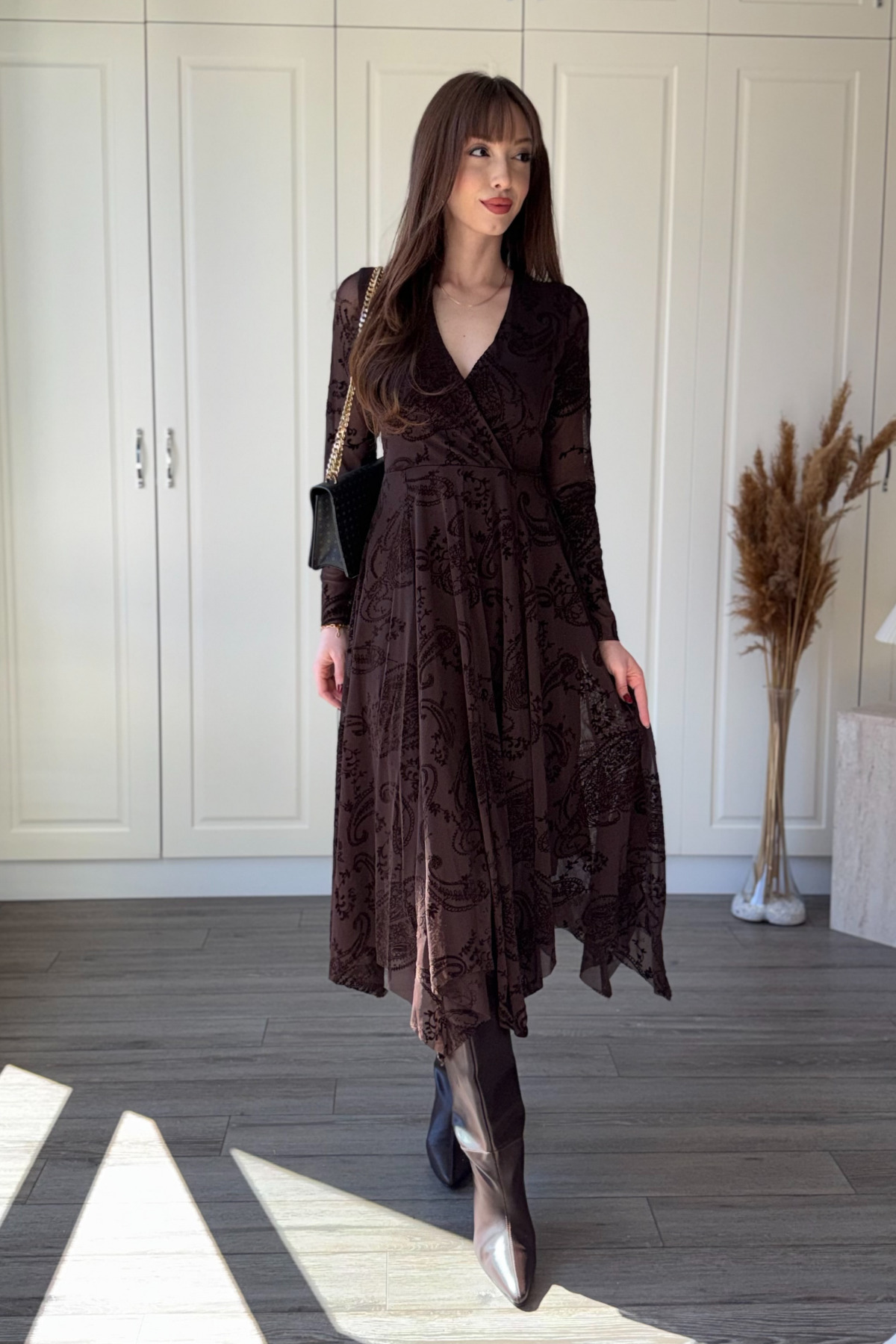 Dilay Gökoğlu Butik  Kadife Baskılı V Yaka Asimetrik Midi Kahverengi Elbise - Görsel 7