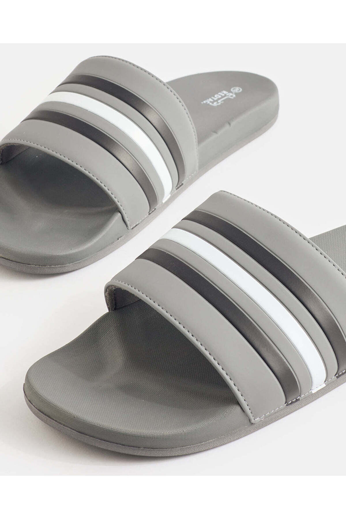 شباشب رجالية رمادية مخطط