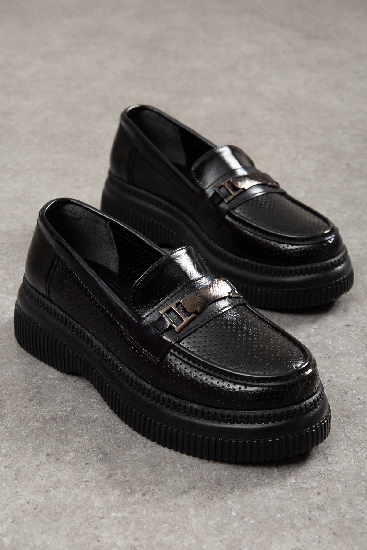 Perforated Luan Orthopedic Base Buckle Detailed Stylish Women Loafer
