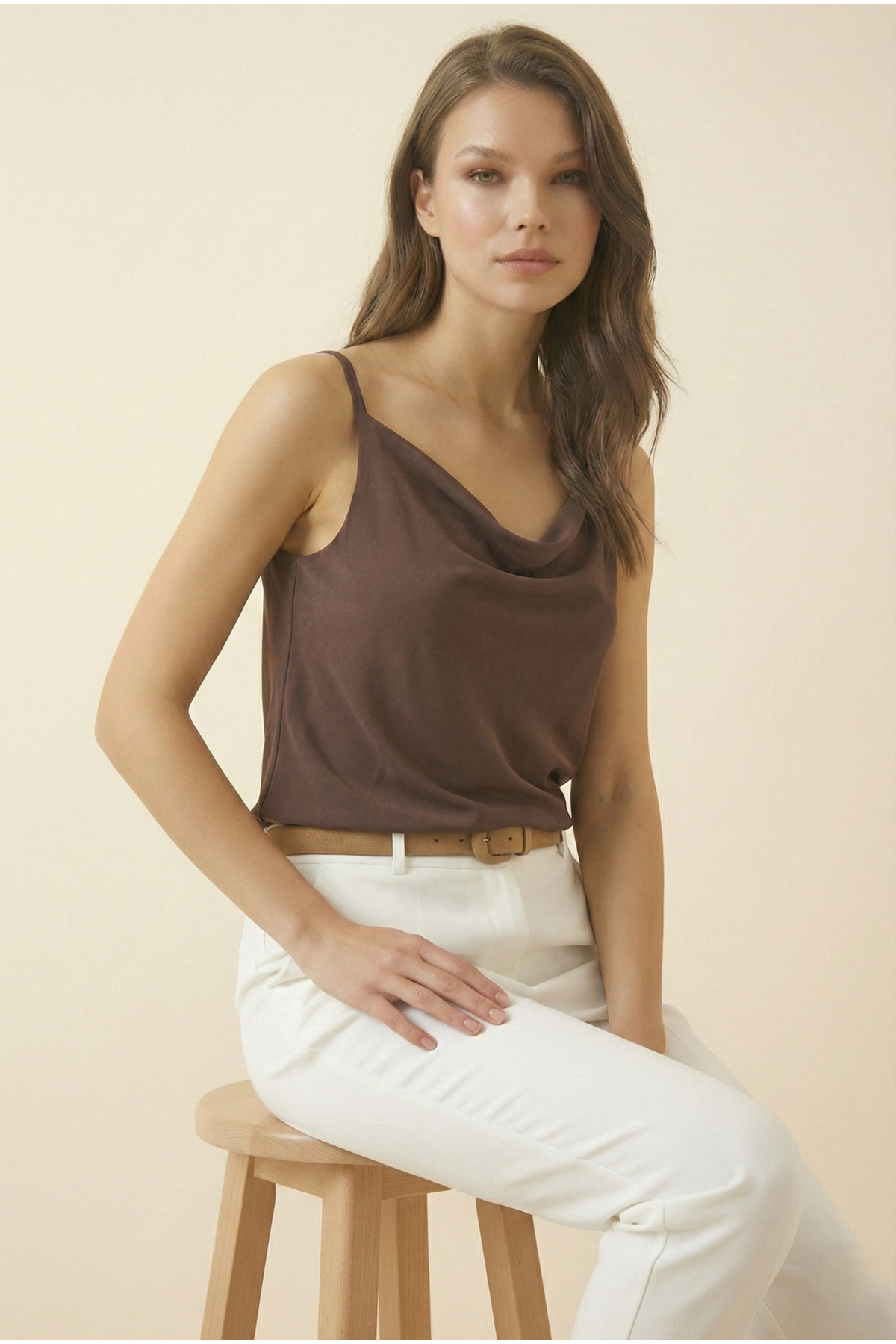 peralist  Kadın Kahverengi Askısı Ayarlanabilir Degaje Yaka Dökümlü Sandy Kumaş Bluz - Görsel 5