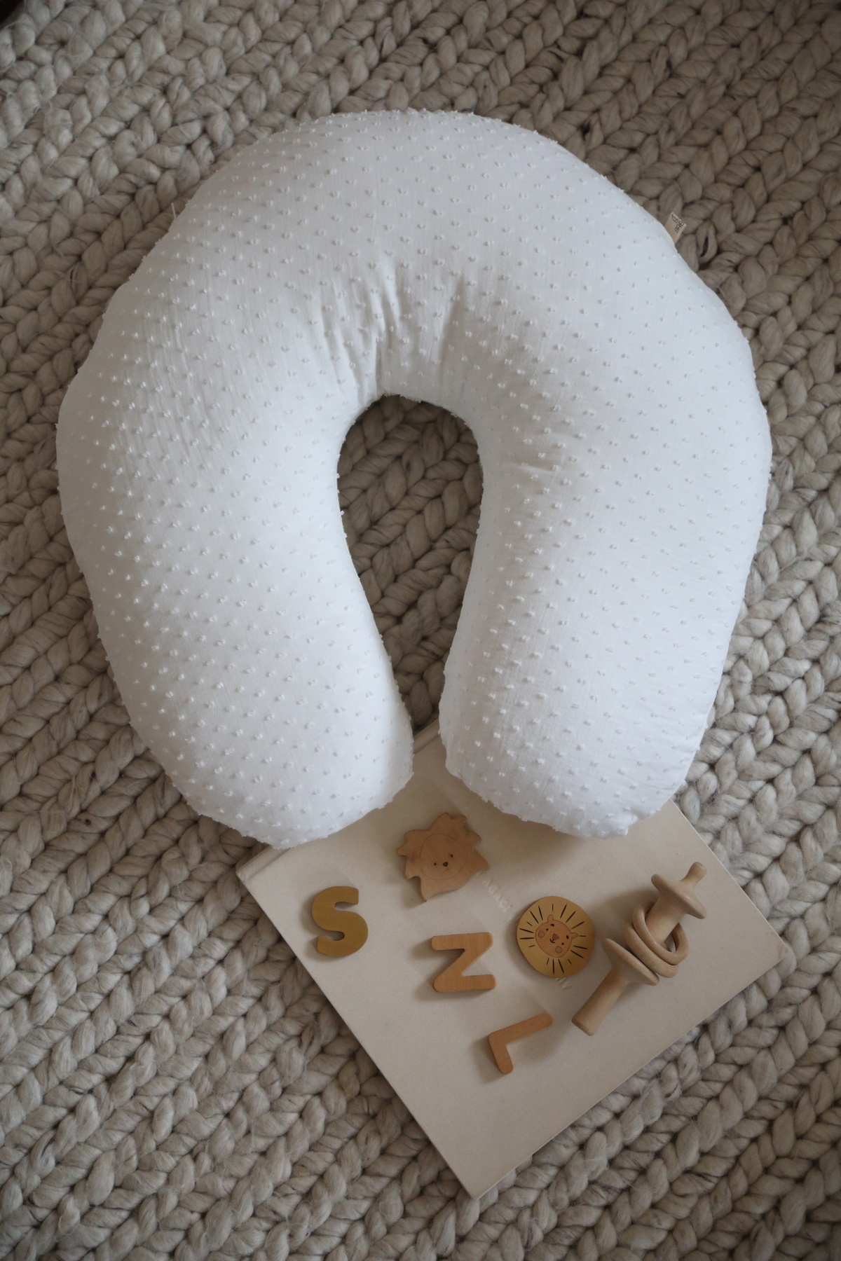 BabyKAR Ponponlu Emzirme Yastığı %100 Pamuk Müslin - Beyaz fotoğrafı 5 (önizleme)