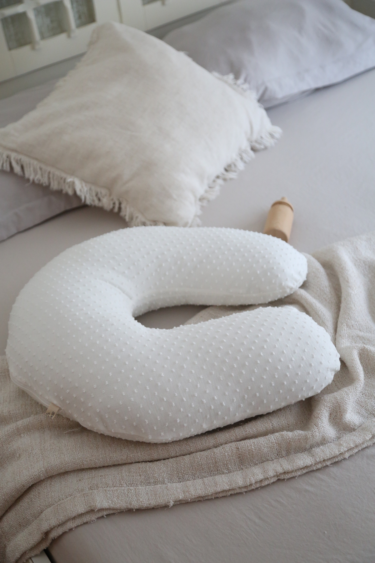 BabyKAR Ponponlu Emzirme Yastığı %100 Pamuk Müslin - Beyaz fotoğrafı 2 (önizleme)