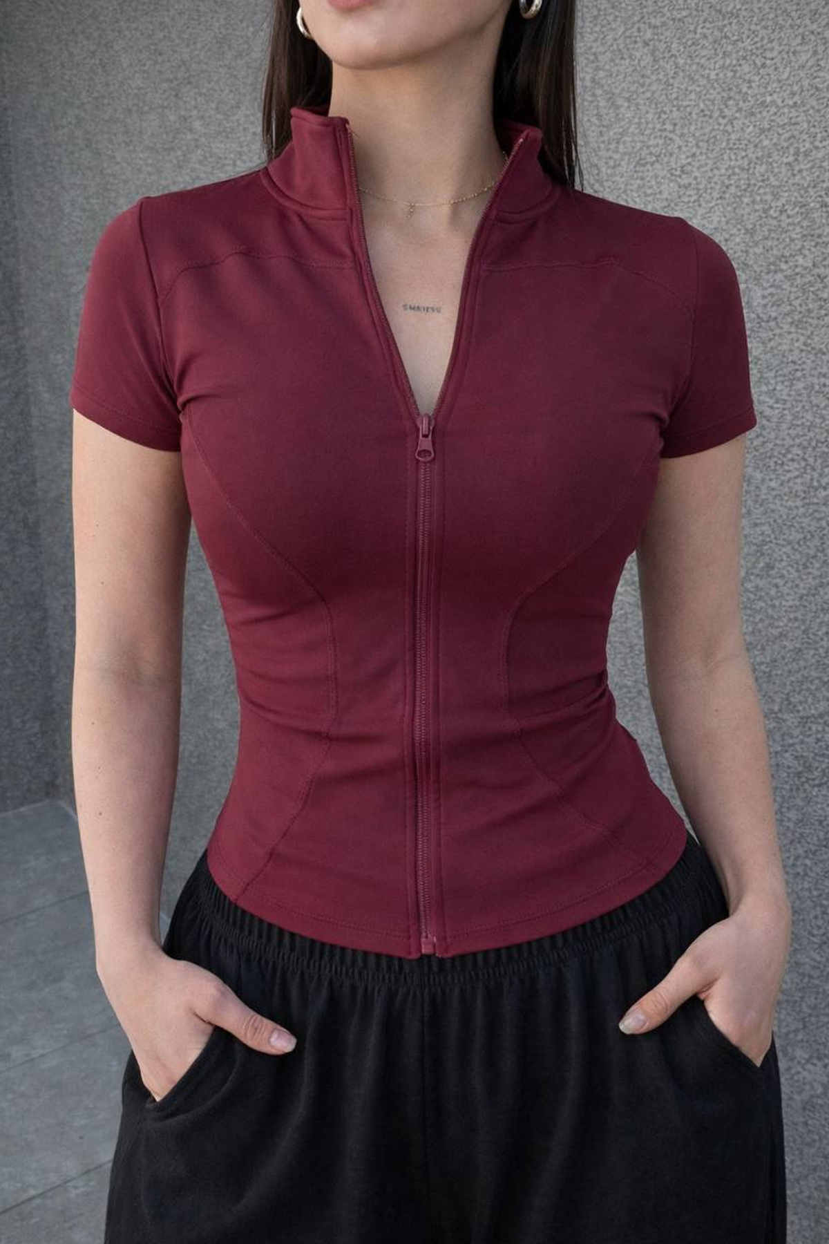 İlayda Toprak  Merso Kadın Kısa Kollu Fermuarlı Bordo Fitness Spor Bluz - Görsel 4
