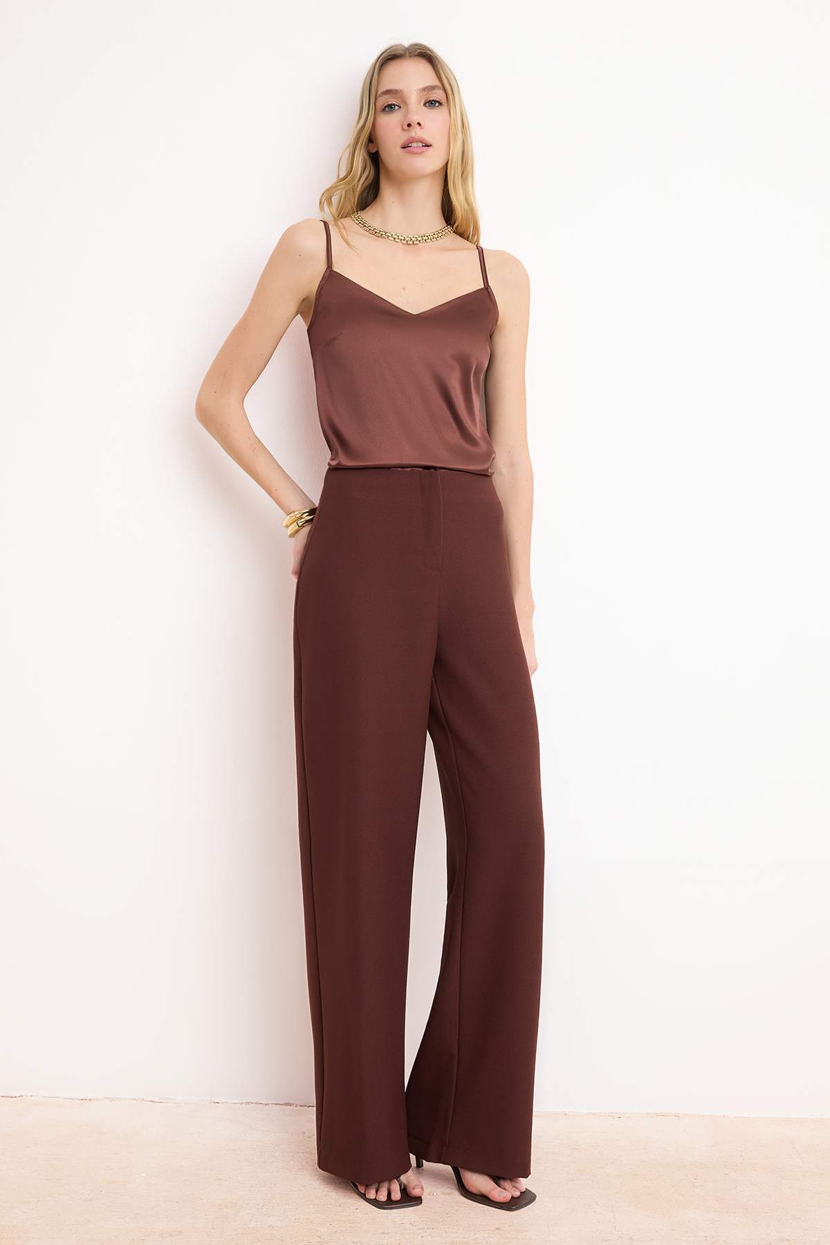 Trendyolmilla  Kahverengi Saten Askılı Bluz Kumaş Geniş Paça Pantolon Dokuma Alt - Üst Takım TWOSS26AU00056 - Görsel 2