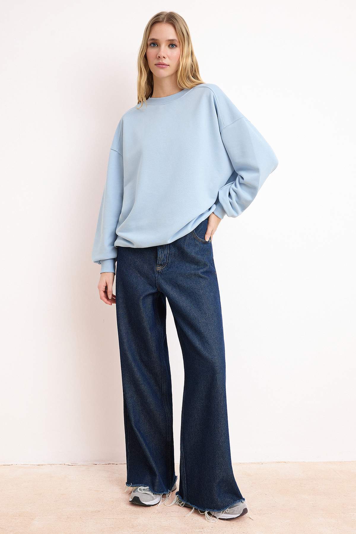 Trendyolmilla  Açık/Bebe Mavi Regular/Normal Kalıp Uzun Kollu 3 İplik Şardonsuz Örme Sweatshirt TWOSS26SW00010 - Görsel 2