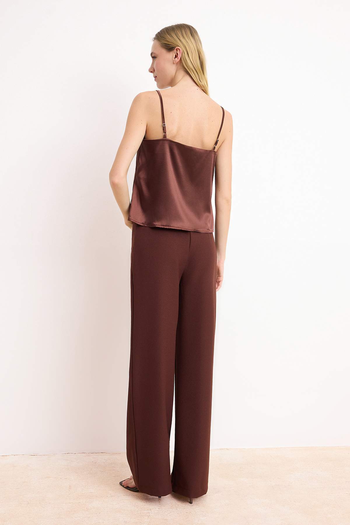 Trendyolmilla  Kahverengi Saten Askılı Bluz Kumaş Geniş Paça Pantolon Dokuma Alt - Üst Takım TWOSS26AU00056 - Görsel 4