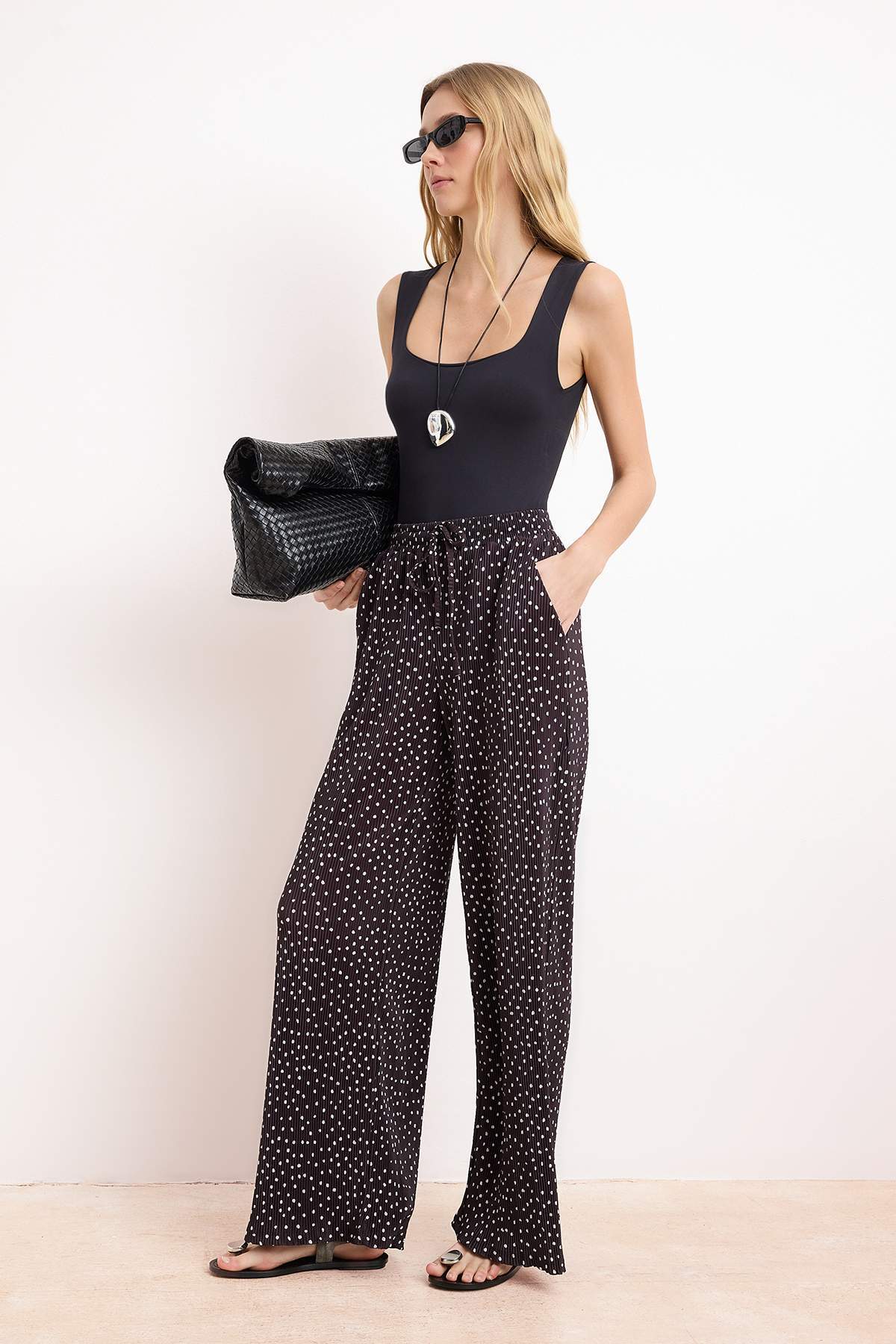 Trendyolmilla  Siyah Puantiyeli Wide Leg/Geniş Paça Lastikli Pilise Örme Pantolon TWOSS26PL00122 - Görsel 2