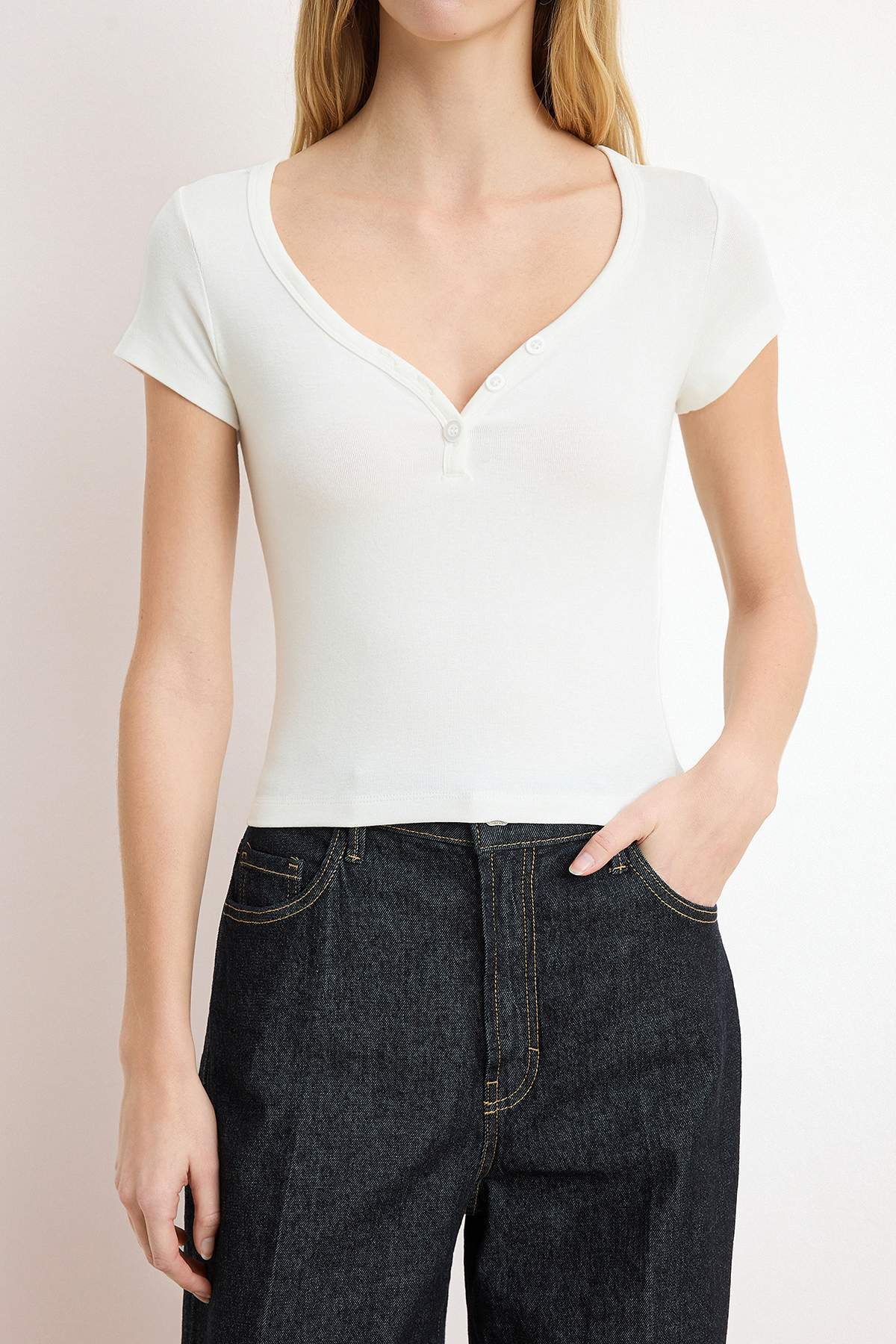 Trendyolmilla  Ekru Fitted/Vücuda Oturan V Yaka Kısa Kollu Pamuk Ribana Örme T-Shirt TWOSS26TS00125 - Görsel 3