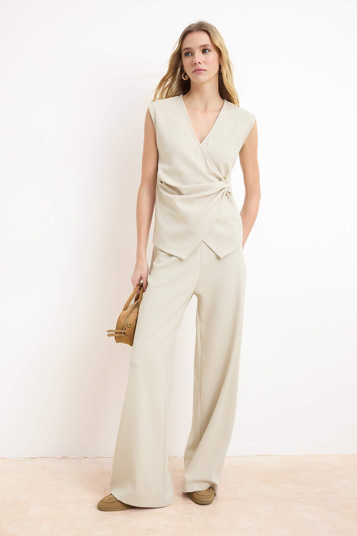 Trendyolmilla  Taş Fitted/Vücuda Oturan Asimetrik Aksesuar Detaylı Pike Örme Alt-Üst Takım TWOSS26AU00045 - Görsel 2