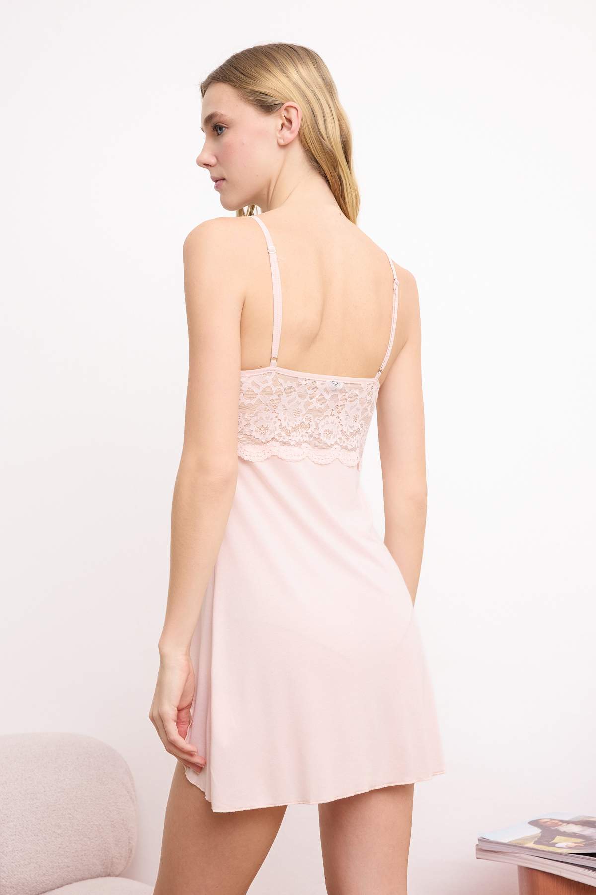 Trendyolmilla  Pudra 4'lü Dantel Detaylı Sabahlık + Gecelik + Bralet + Şort Örme Pijama Takımı THMSS26PT00093 - Görsel 8