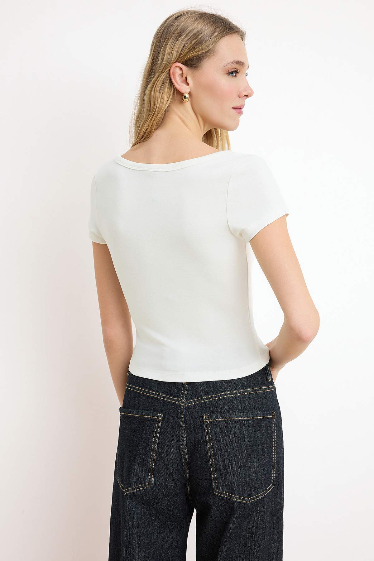 Trendyolmilla  Ekru Fitted/Vücuda Oturan V Yaka Kısa Kollu Pamuk Ribana Örme T-Shirt TWOSS26TS00125 - Görsel 4