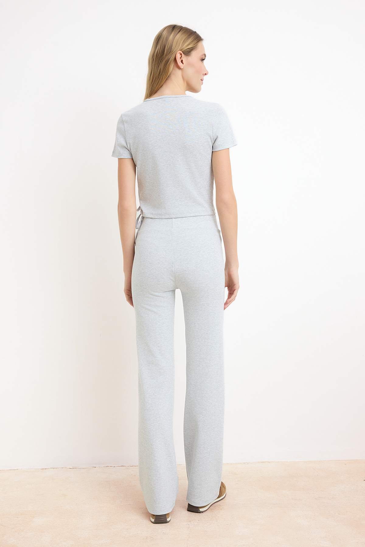 Trendyolmilla  Gri Melanj Fitted/Vücuda Oturan İspanyol Paça Pamuk Ribana Örme Alt-Üst Takım TWOSS26AU00082 - Görsel 4