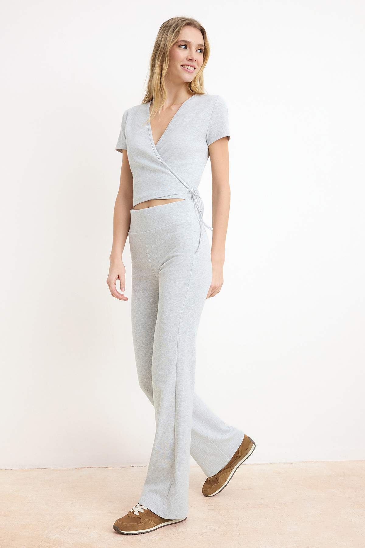 Trendyolmilla  Gri Melanj Fitted/Vücuda Oturan İspanyol Paça Pamuk Ribana Örme Alt-Üst Takım TWOSS26AU00082 - Görsel 2