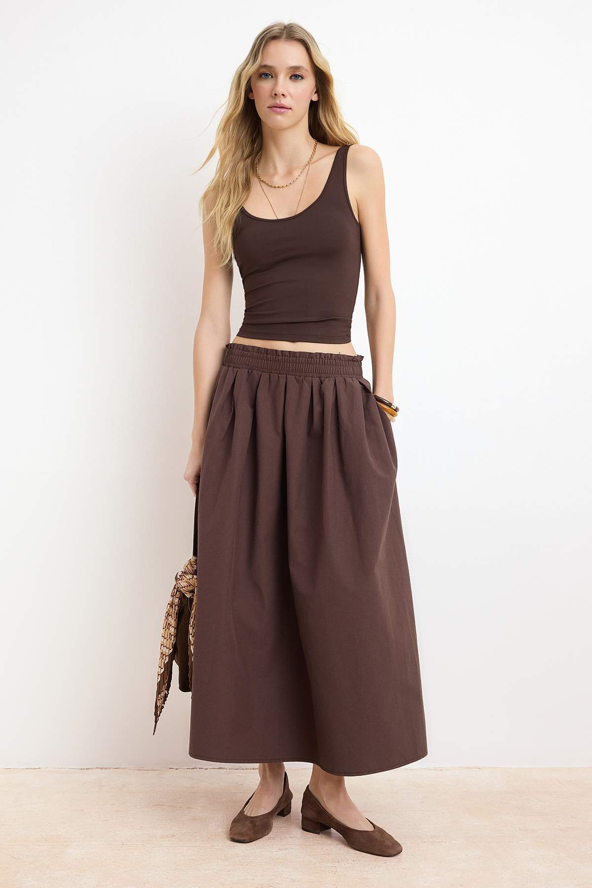 Trendyolmilla Koyu Kahverengi Kloş Beli Lastikli Maxi Etek TWOSS25ET00017
