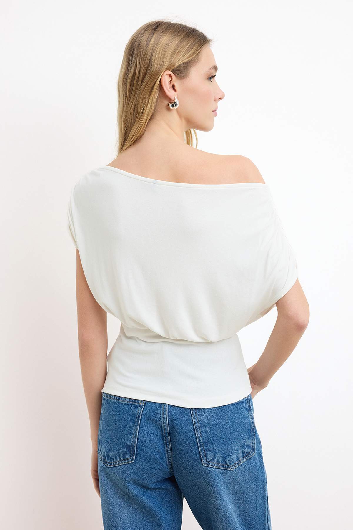 Trendyolmilla  Ekru Fitted/Vücuda Oturan Asimetrik Yaka Kısa Kollu Yumuşak Örme Bluz TWOSS26BZ00462 - Görsel 3