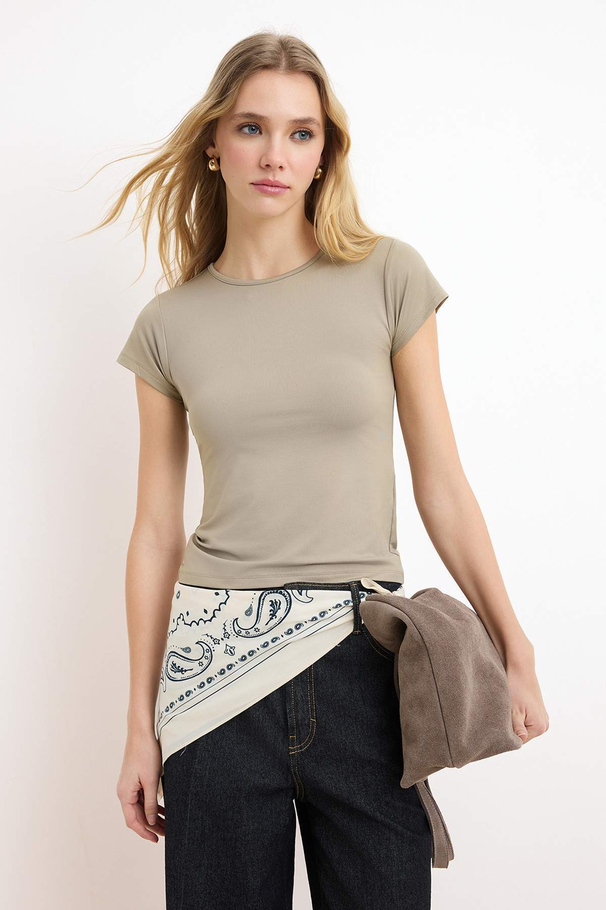 Trendyolmilla Vizon Poliamid Kısa Kol Bisiklet Yaka Fitted/Vücuda Oturan Örme T-Shirt TWOSS24TS00238