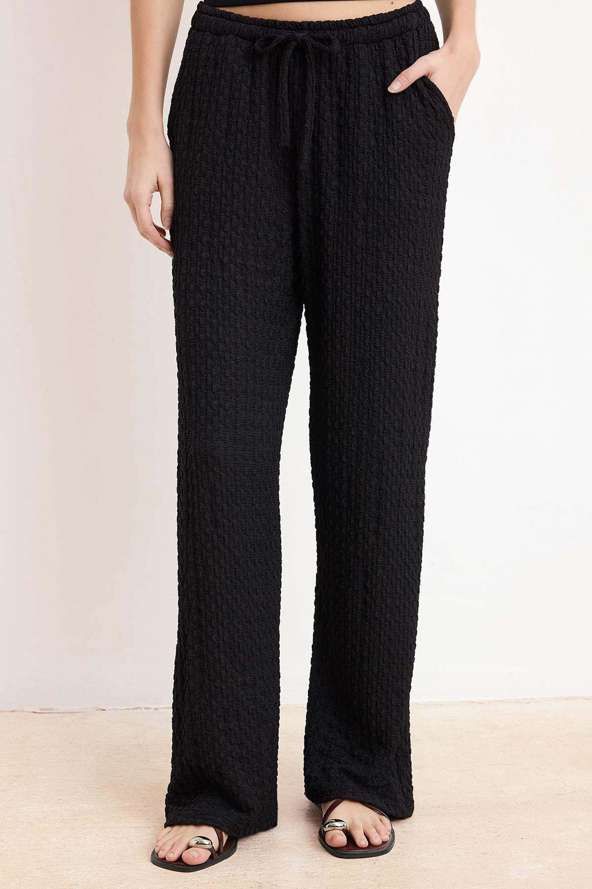 Trendyolmilla  Siyah Wide Leg/Geniş Paça Lastikli Uzun Dokulu Örme Pantolon TWOSS26PL00121 - Görsel 2