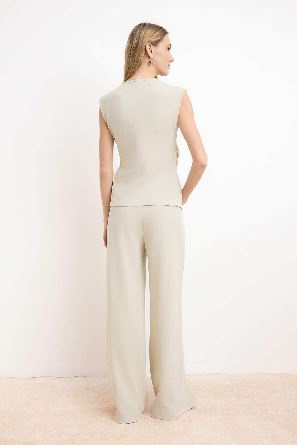 Trendyolmilla  Taş Fitted/Vücuda Oturan Asimetrik Aksesuar Detaylı Pike Örme Alt-Üst Takım TWOSS26AU00045 - Görsel 4