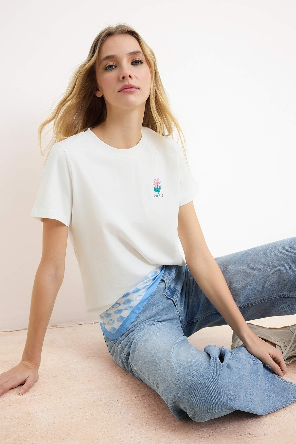 Trendyolmilla  Ekru Regular/Normal Kalıp Kısa Kollu Nakışlı Tok %100 Pamuk Örme T-Shirt TWOSS26TS00016 - Görsel 2