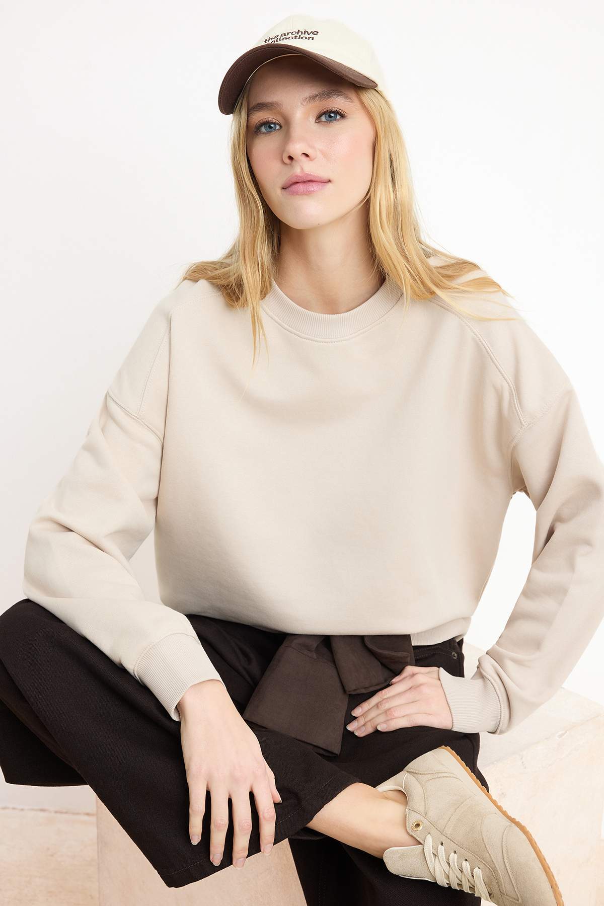 Trendyolmilla  Taş Regular/Normal Kalıp Düşük Kol Uzun Kollu 3 İplik Şardonsuz Örme Sweatshirt TWOSS26SW00010