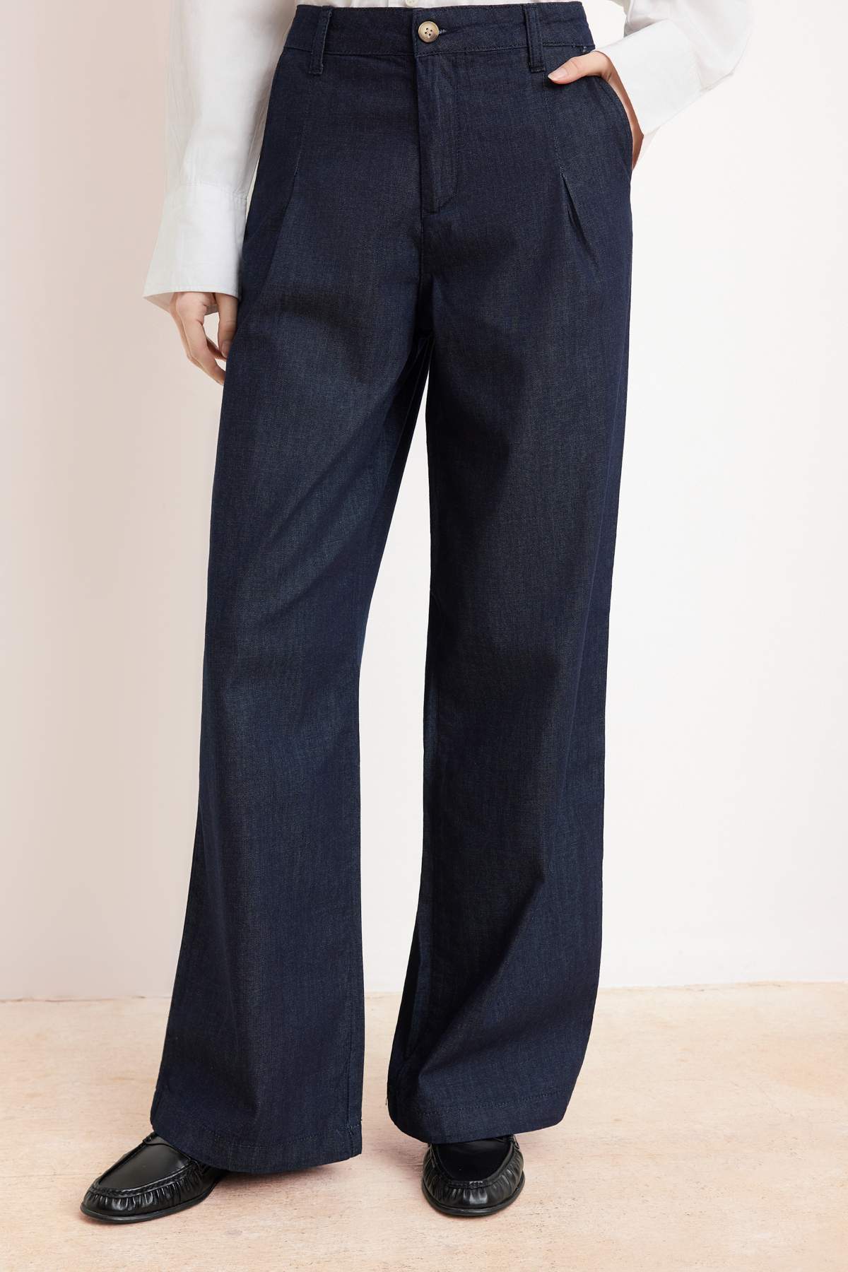 Trendyolmilla  Koyu Mavi DÖKÜMLÜ Pile Detaylı Normal Bel %100 Pamuk Wide Leg Jeans TWOSS26JE00027 - Görsel 3