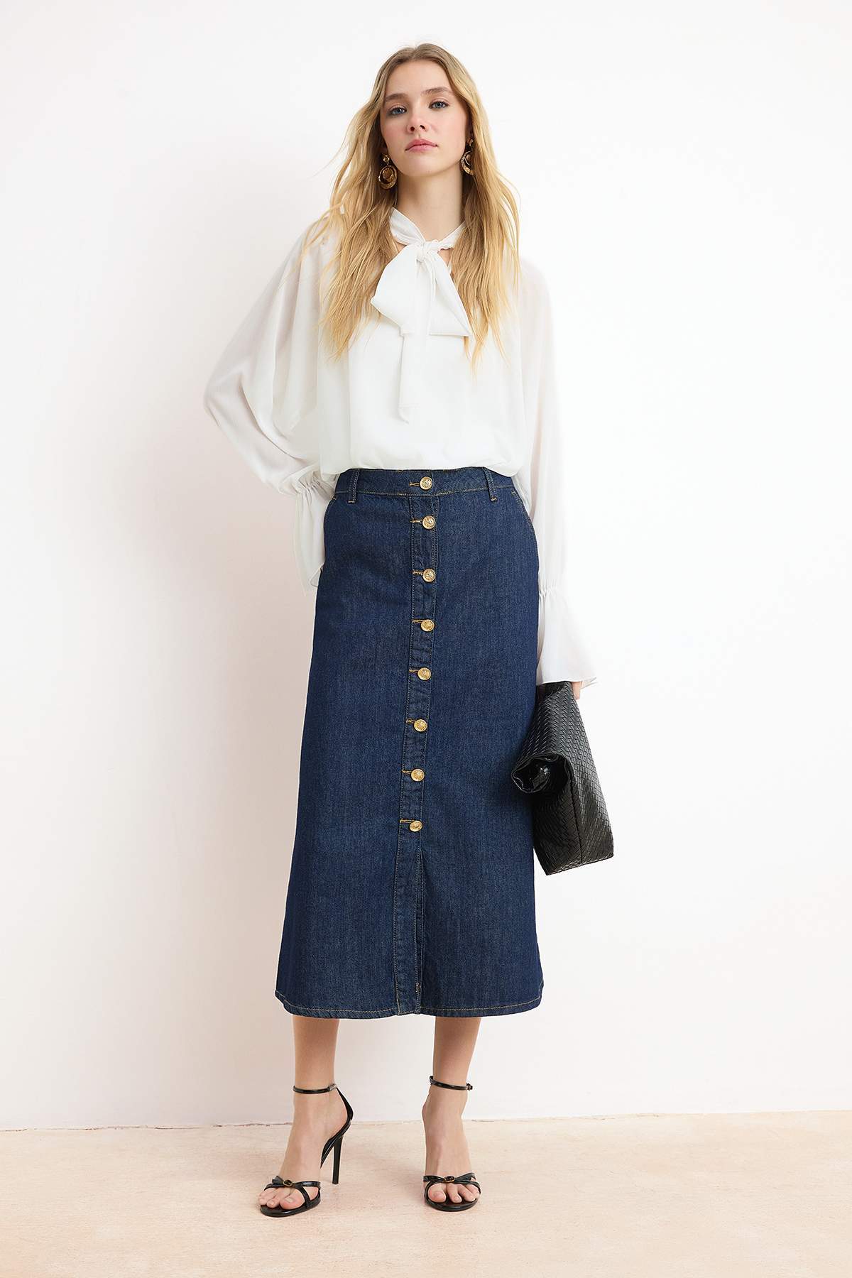 Trendyolmilla  Koyu Mavi DÖKÜMLÜ Düğme Detaylı Midi %100 Pamuk Denim Etek TWOSS26ET00004 - Görsel 2