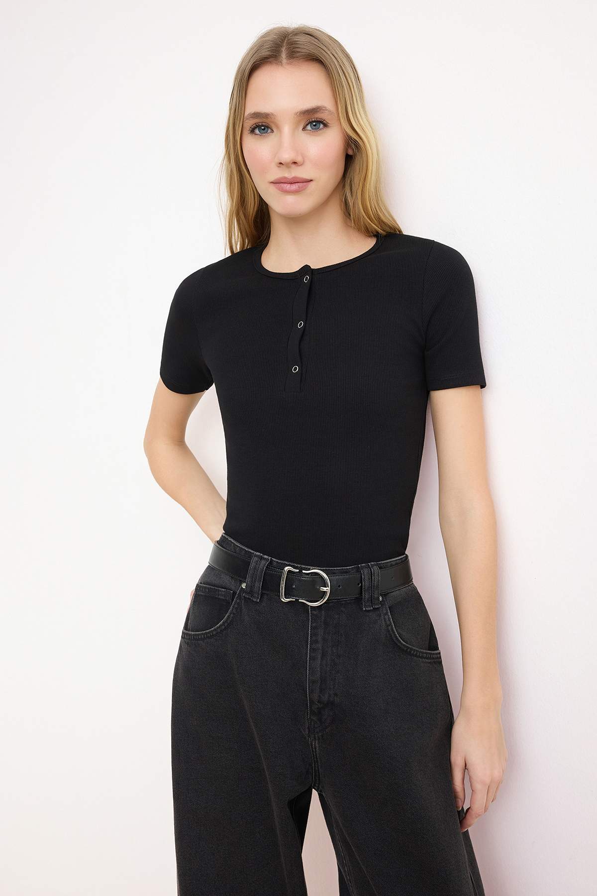Trendyolmilla Siyah Fitted/Vücuda Oturan Çıtçıtlı Kısa Kollu Fitilli Esnek Örme Bluz TWOSS26BZ00334