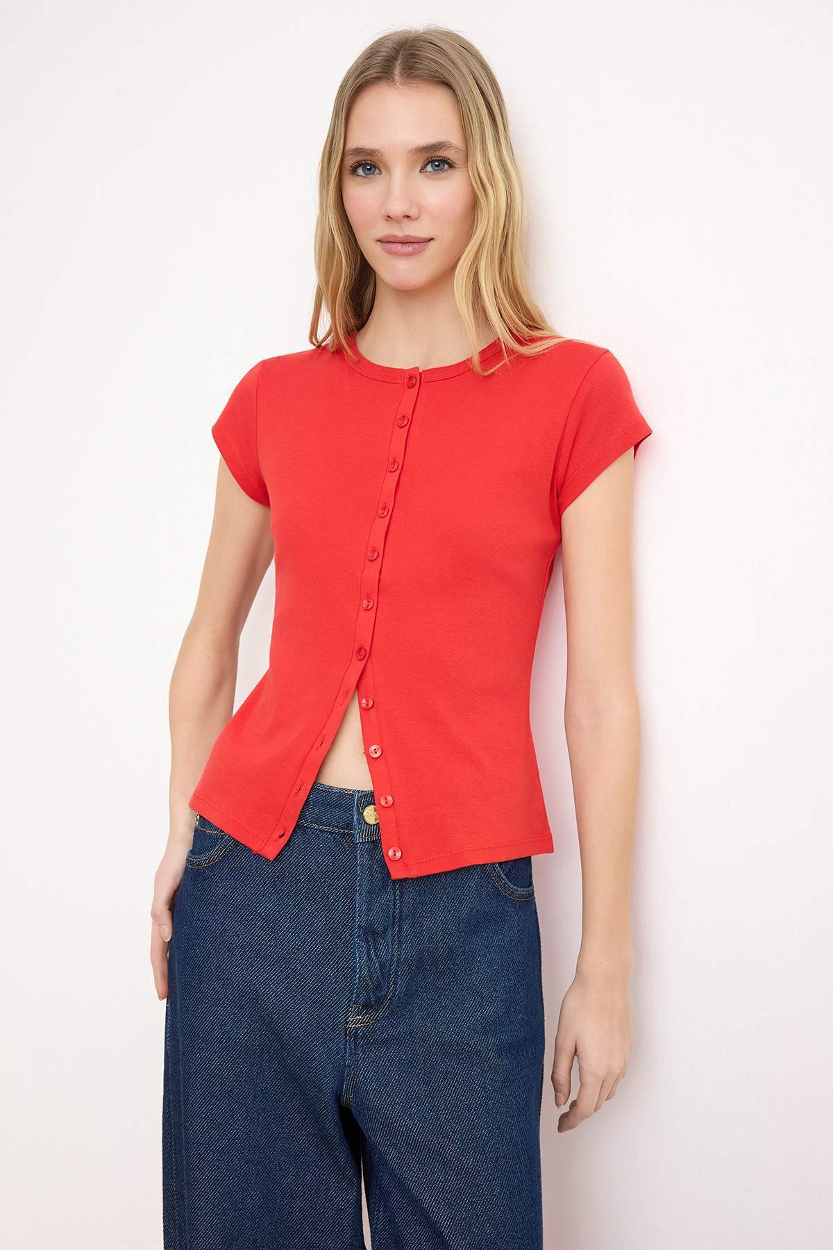 Trendyolmilla Kırmızı Düğmeli Fitted/Vücuda Oturan Örme Bluz TWOSS25BZ00281