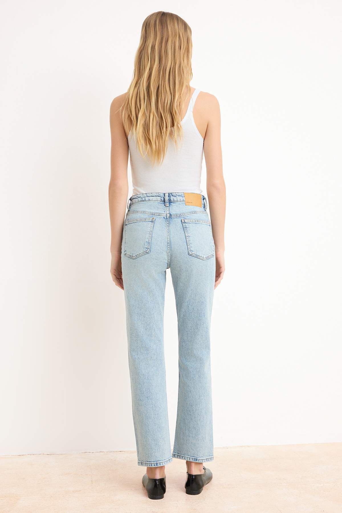 Trendyolmilla  Premium Mavi More Sustainable Özel Kumaş Yüksek Bel Az Esnek Mom Jeans TWOSS26JE00113 - Görsel 10